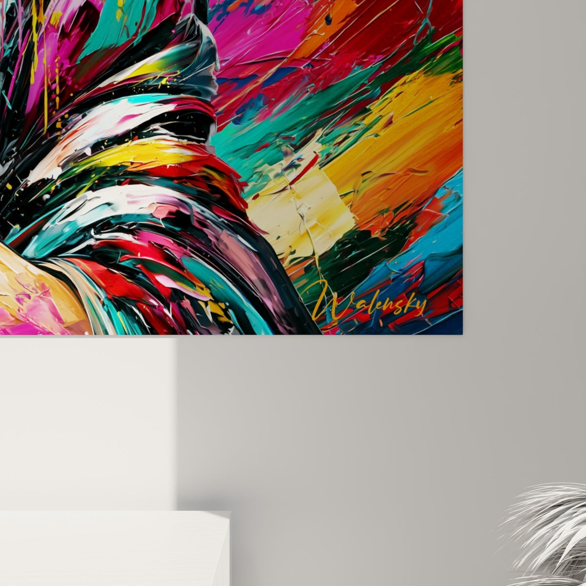 Empâtements colorés en turquoise, magenta et doré se mêlant sur la toile près du visage du personnage