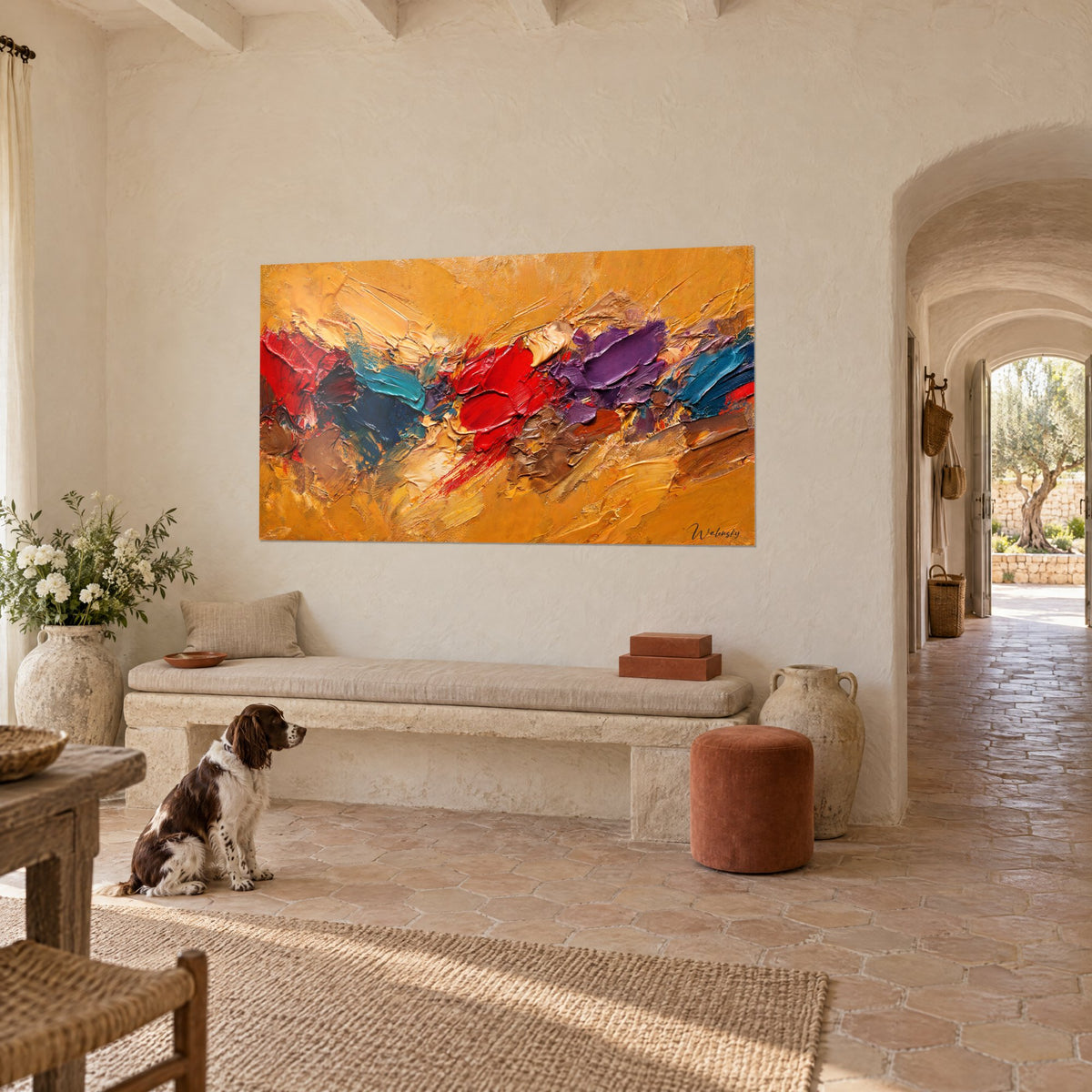 Tableau abstrait à la spatule, traînée de violet et de rouge sur fond ocre, mur crépi blanc, banquette de pierre au mas provençal