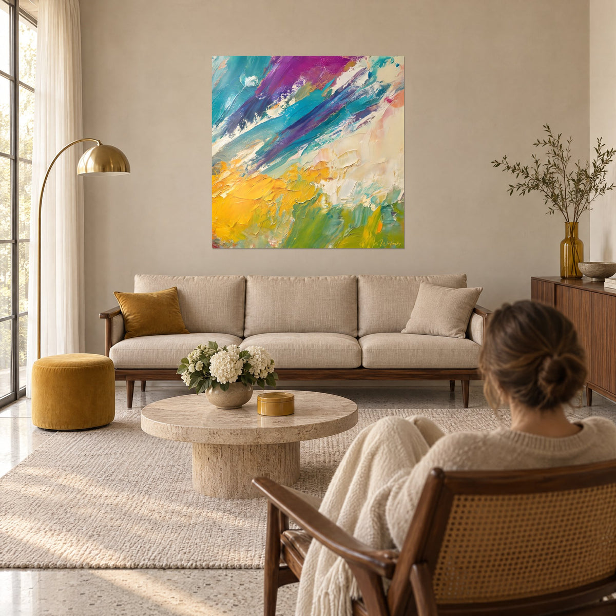 Tableau coups de couteau turquoise et violet sur fond crème, jaune doré en bas, au-dessus d'un canapé dans un salon lumineux