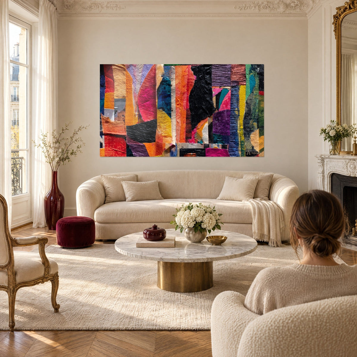 Gemälde aus zerrissenen Papierstücken in Fuchsia und leuchtendem Orange, glänzende schwarze Streifen, über einem Sofa in einem hellen Wohnzimmer