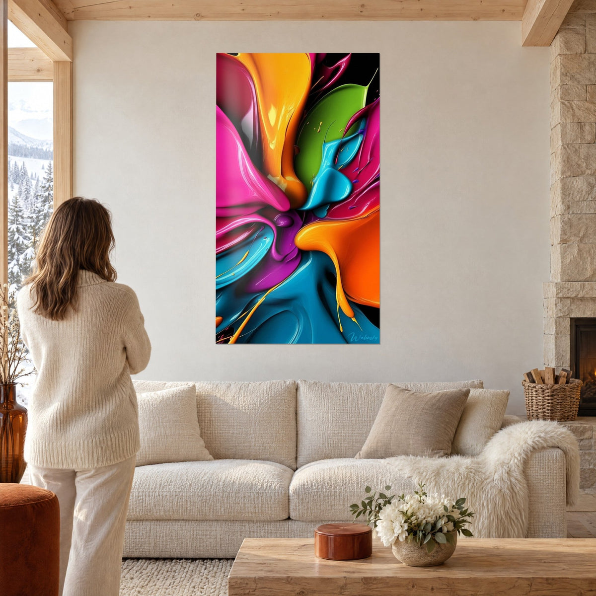 Tableau explosion de peinture fluide rose fuchsia et orange vif, au-dessus d'un canapé dans un salon lumineux