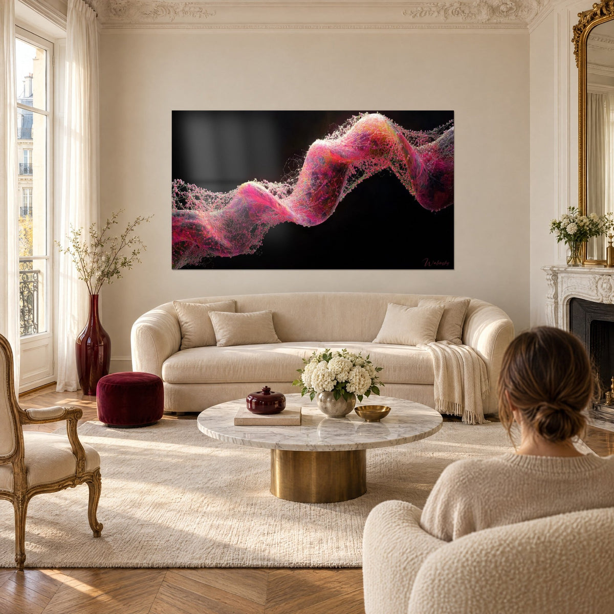 Tableau hélice ADN rose et magenta ondulant sur fond noir, perles lumineuses, femme de dos au-dessus d'un canapé dans un salon lumineux