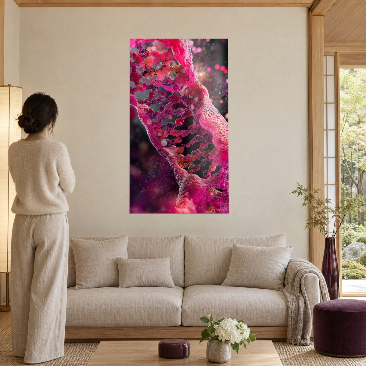 Gemälde Doppelhelix in Fuchsia-Rosa, Rubinperlen und goldener Staub, Frau von hinten, über einem Sofa in einem hellen Wohnzimmer
