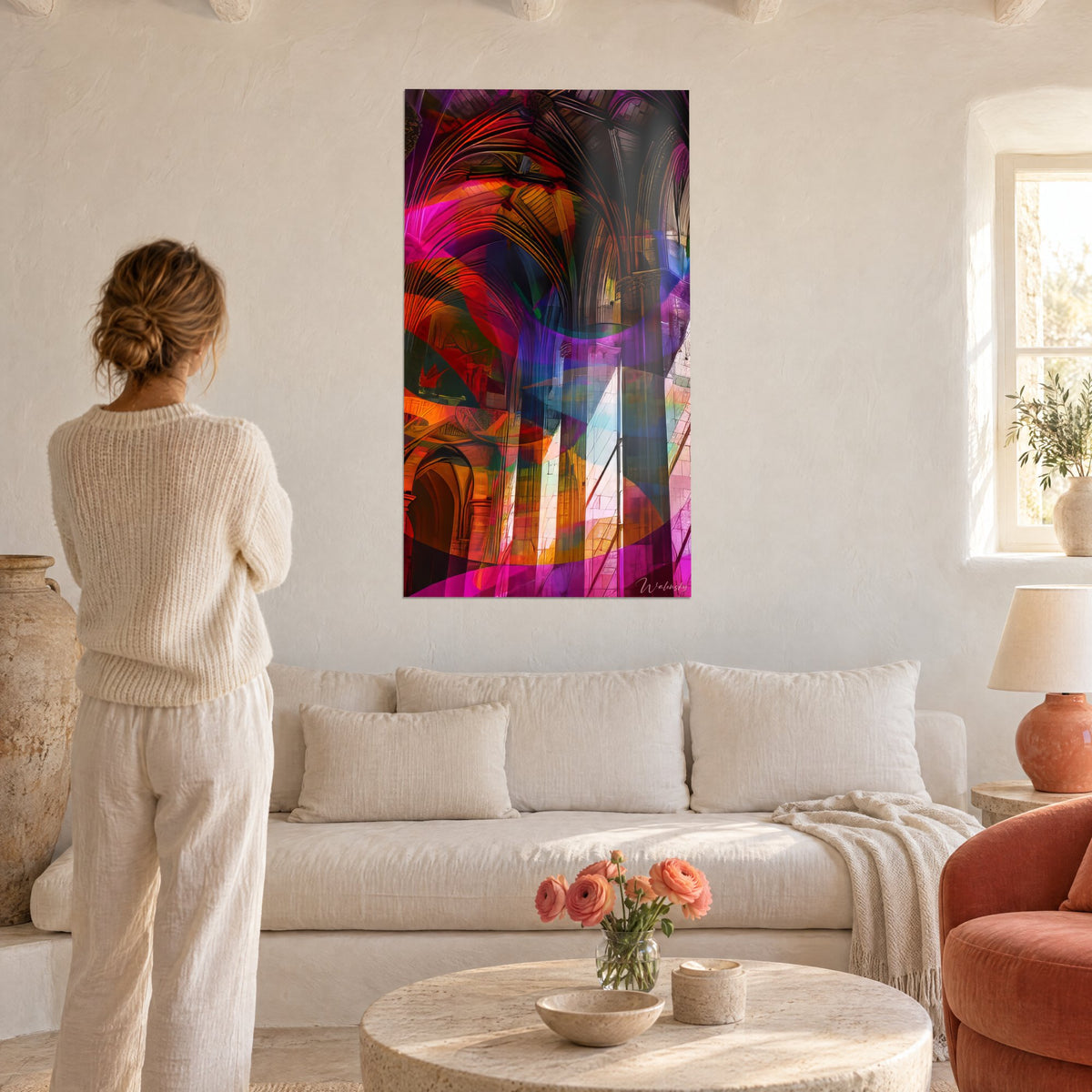 Tableau nef gothique aux arcs magenta et orange, voûtes fragmentées, femme de dos au-dessus d'un canapé dans un salon lumineux