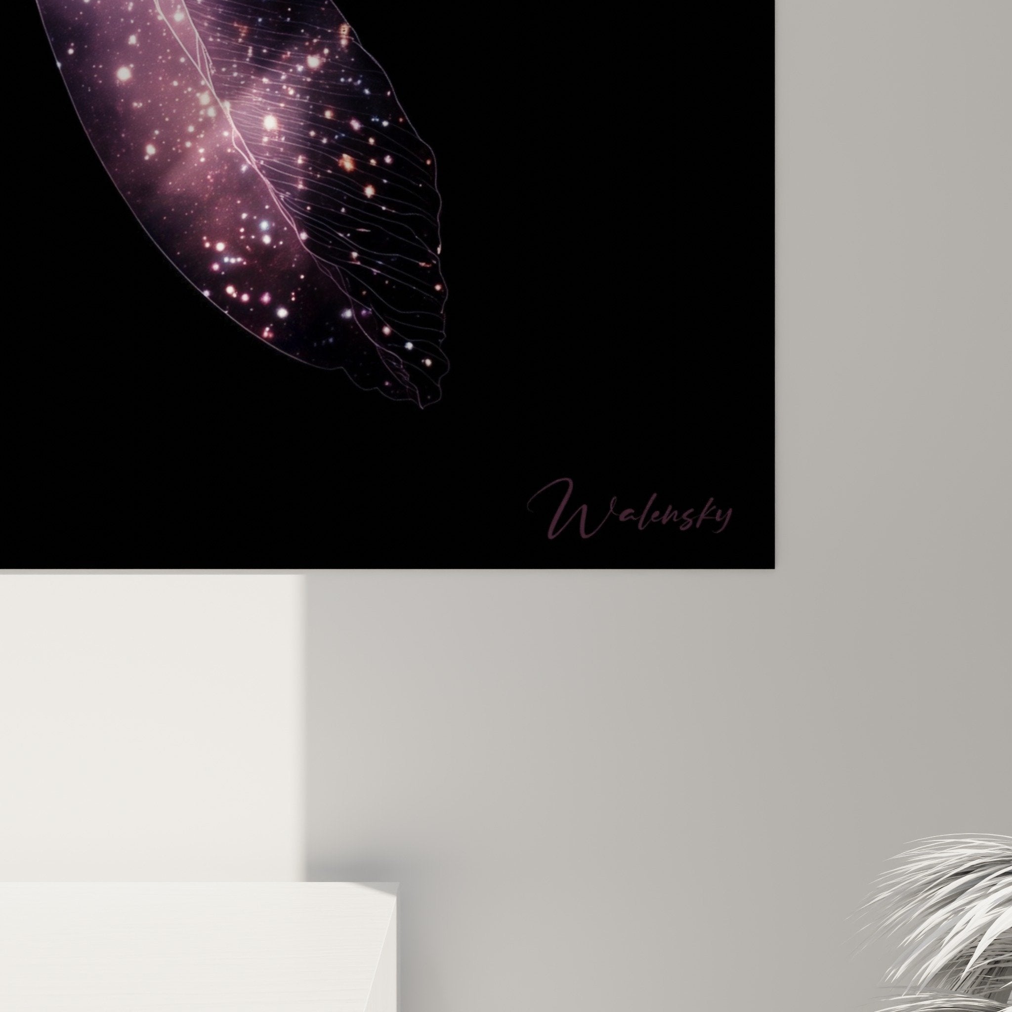 Tableau mural axolotl spatial violet rose sur fond noir dans intérieur contemporain élégant