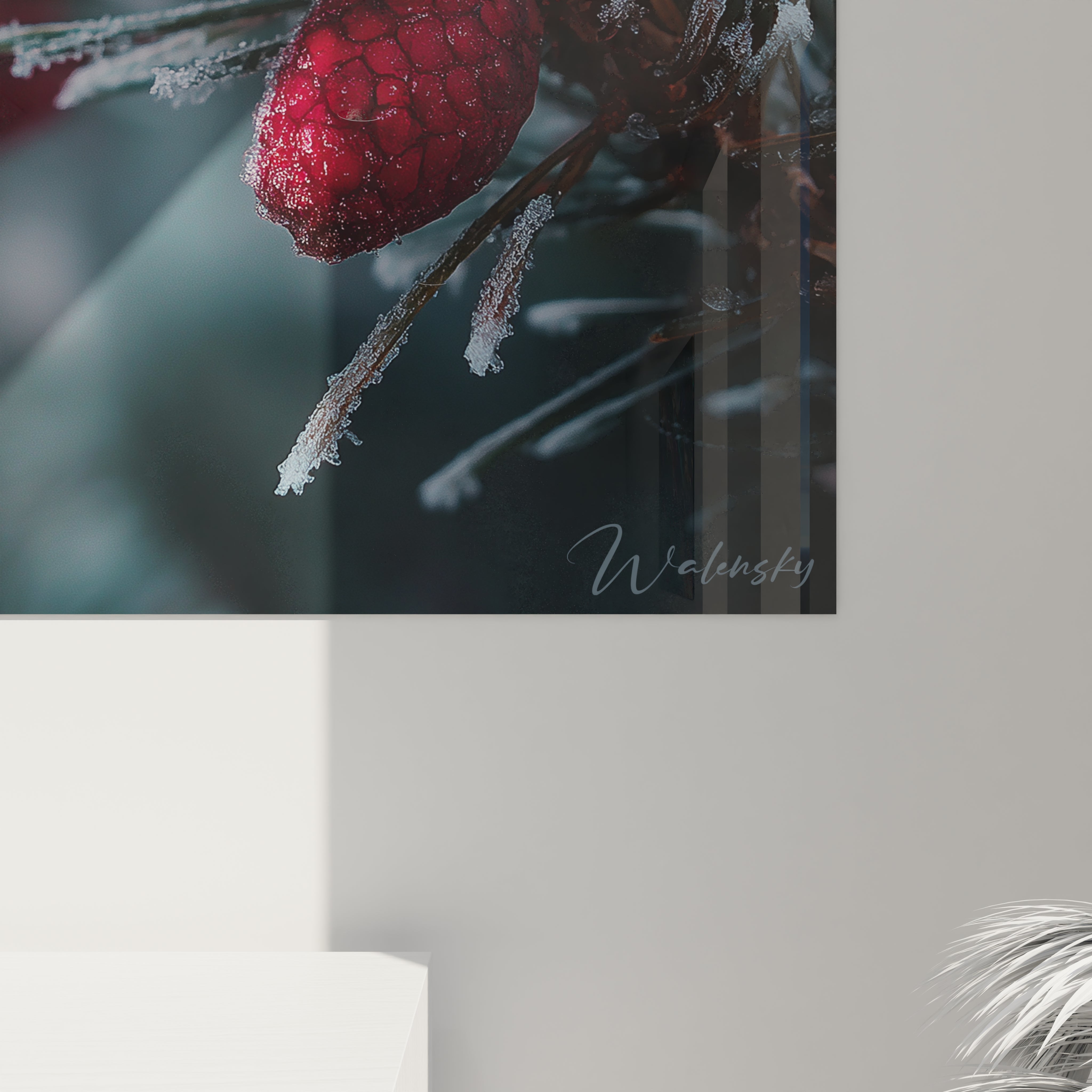 Tableau mural baies givrées de Walensky décorant un mur avec des baies rouges sur des branches glacées