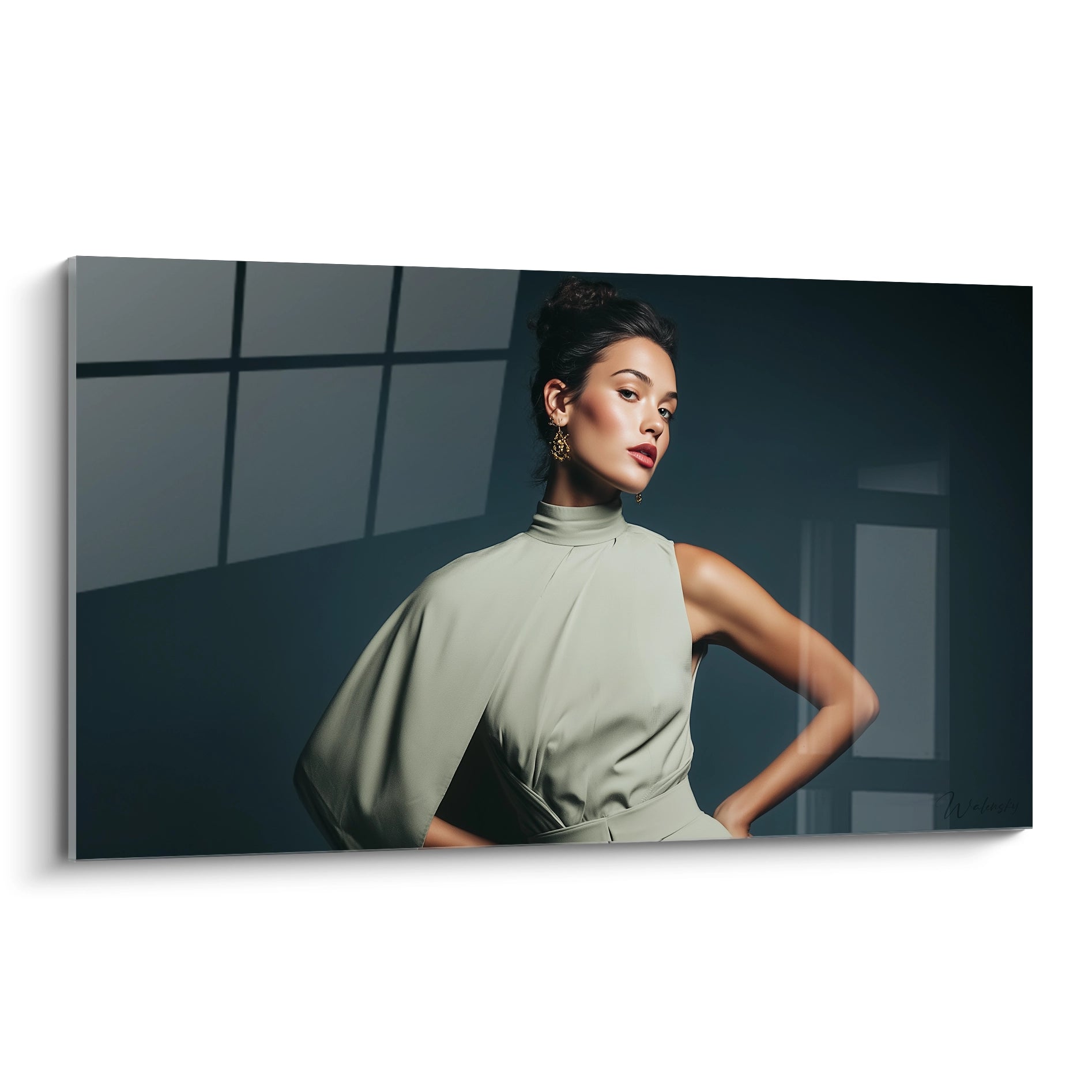 Tableau mural beauté féminine avec une femme élégante en robe moderne sur fond sombre