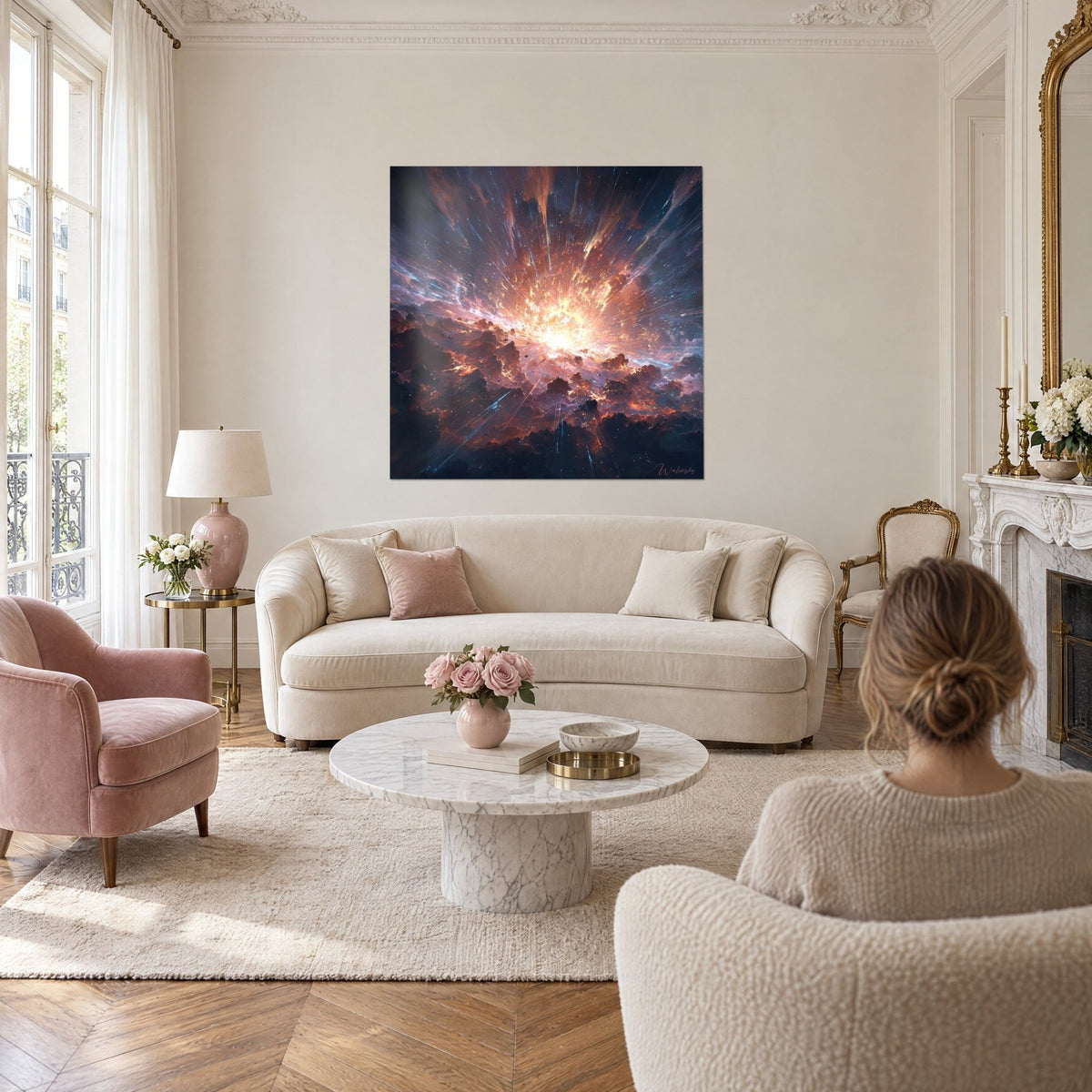 Gemälde kosmische Explosion in Orange und Violett, Sternenstrahlen, Paar von hinten, über einem Sofa in einem hellen Wohnzimmer