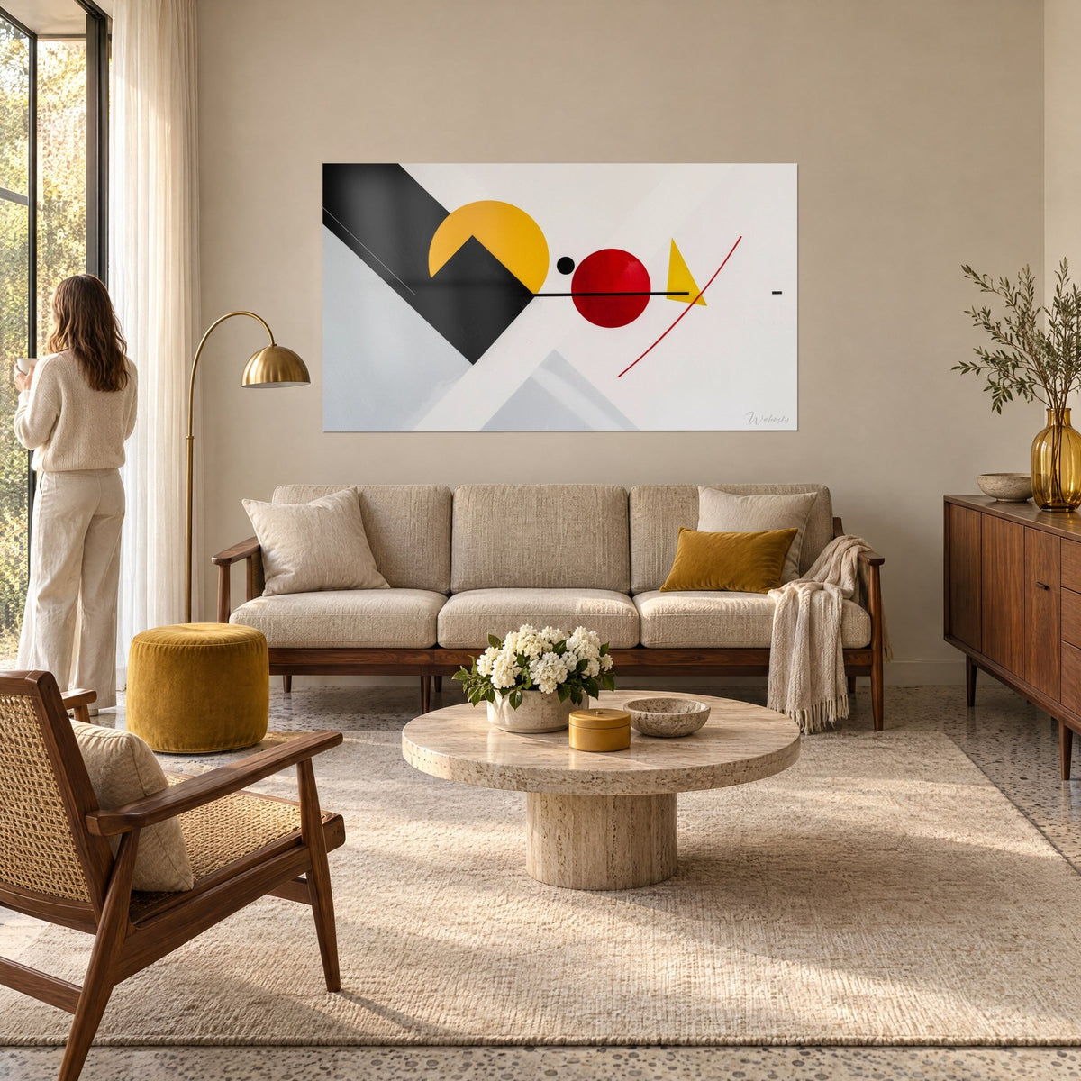 Tableau composition Bauhaus aux cercles jaune et rouge sur fond blanc, bande noire en diagonale, au-dessus d'un canapé dans un salon lumineux