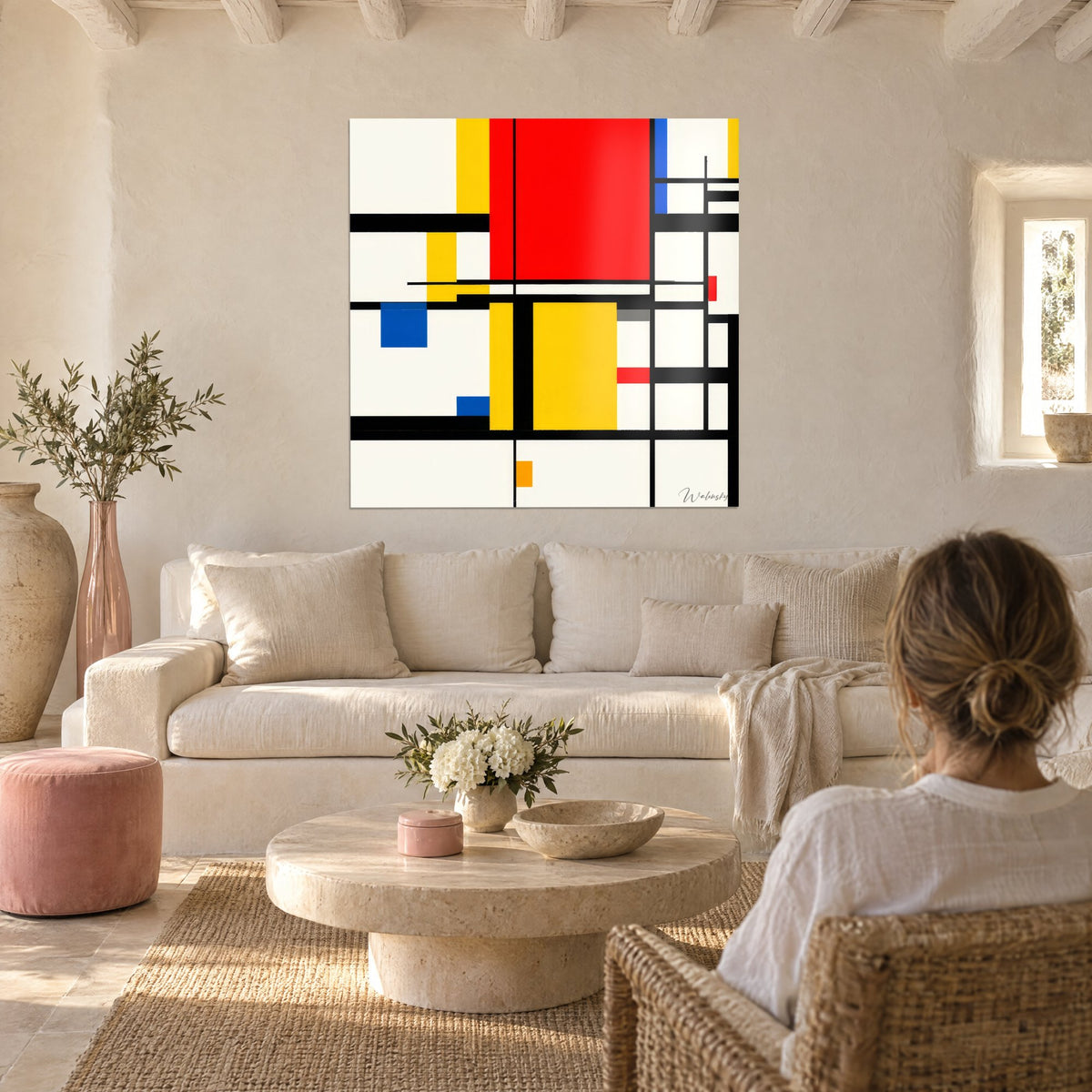 Gemälde Komposition im Stil Mondrians, großes rotes Rechteck und gelbe Flächen mit schwarzen Konturen, über einem Sofa in einem hellen Wohnzimmer