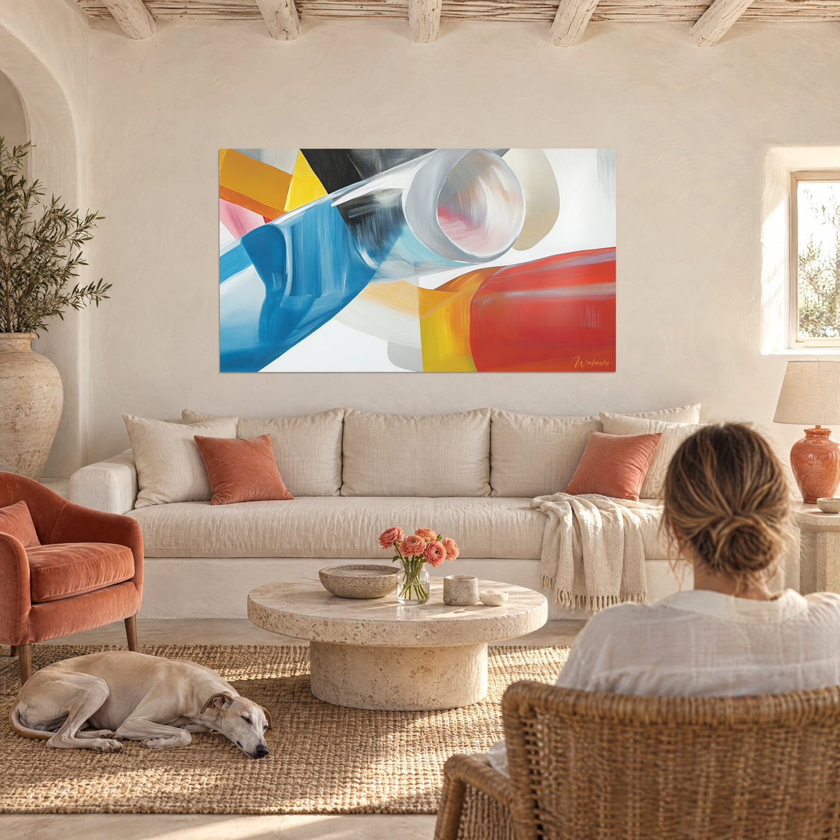 Gemälde mit durchscheinendem Zylinder, durchzogen von Azurblau und leuchtendem Rot, über einem Sofa in einem hellen Wohnzimmer