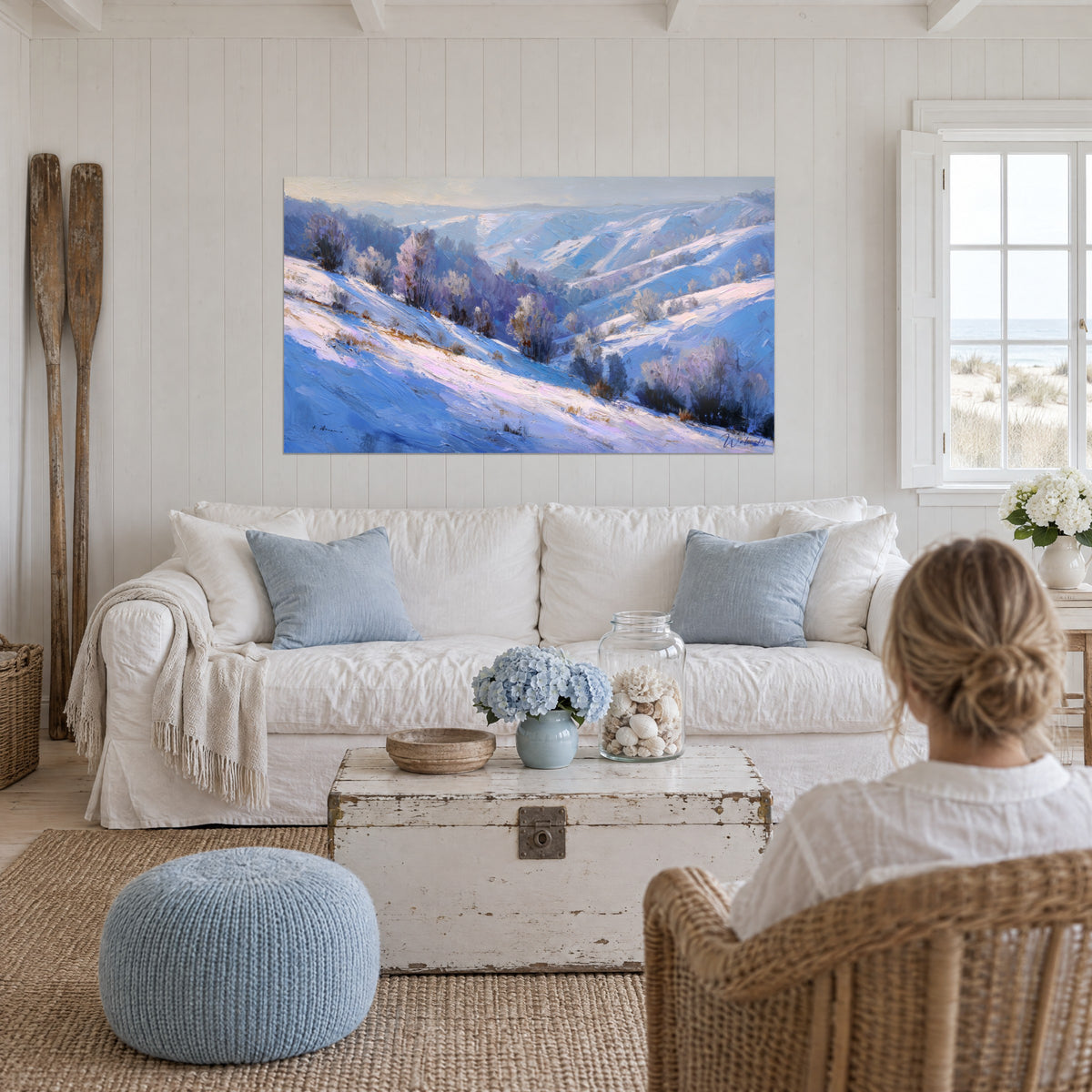 Tableau collines enneigées bleu cobalt et lilas, coups de couteau épais, au-dessus d'un canapé dans un salon lumineux