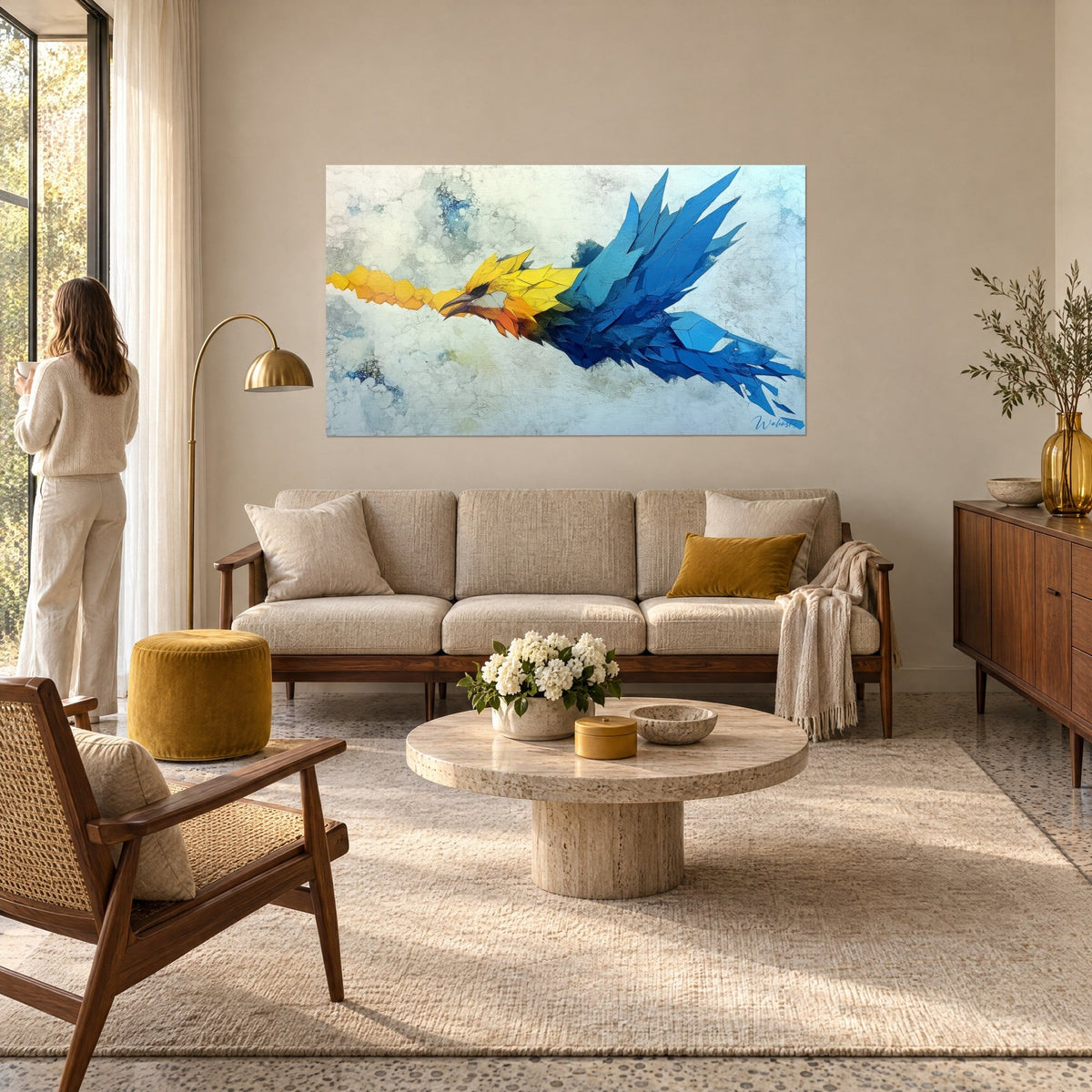 Schilderij blauwe en gele papegaai in volle vlucht, vleugels in geometrische scherven, gemarmerde witte achtergrond, boven een bank in een lichte woonkamer