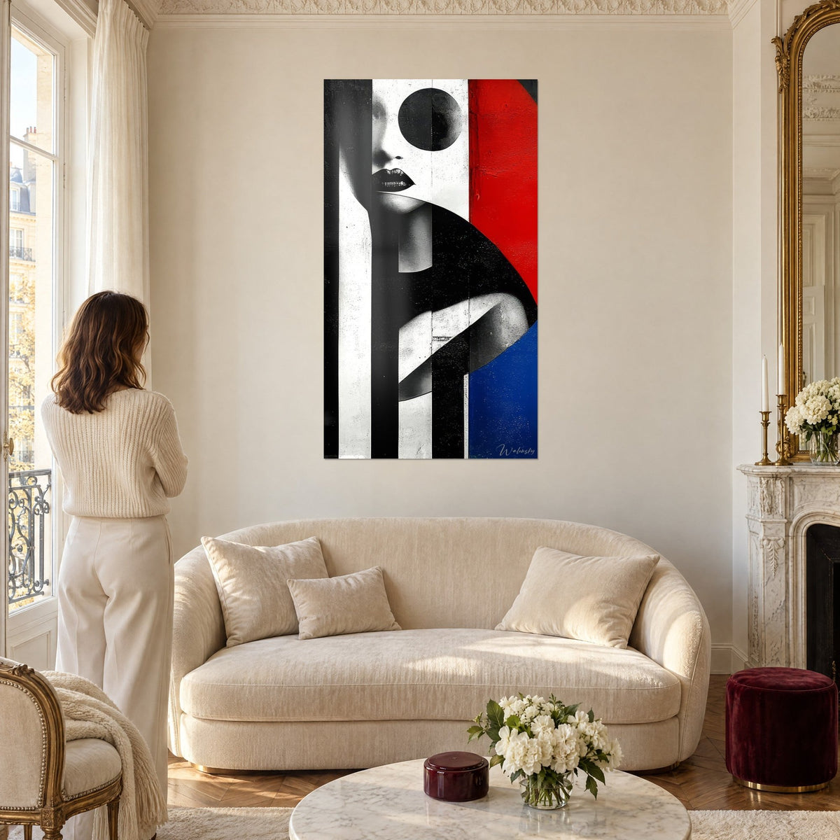 Cuadro retrato femenino en franjas blancas y negras, labios negros, planos rojos y azules, encima de un sofá en un salón luminoso