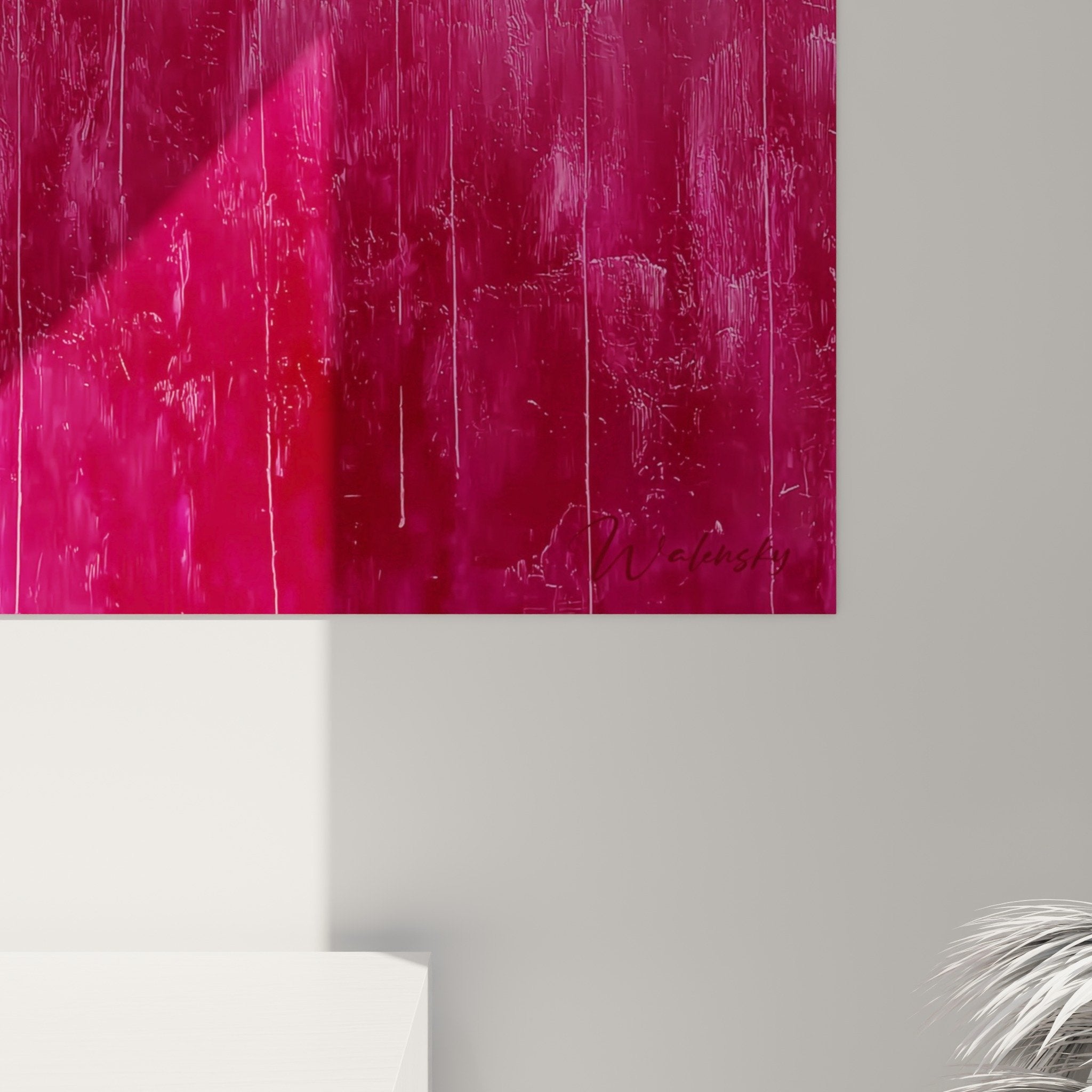 Vue d'ensemble tableau mural abstrait dégradé rose magenta avec effets dorés dans salon