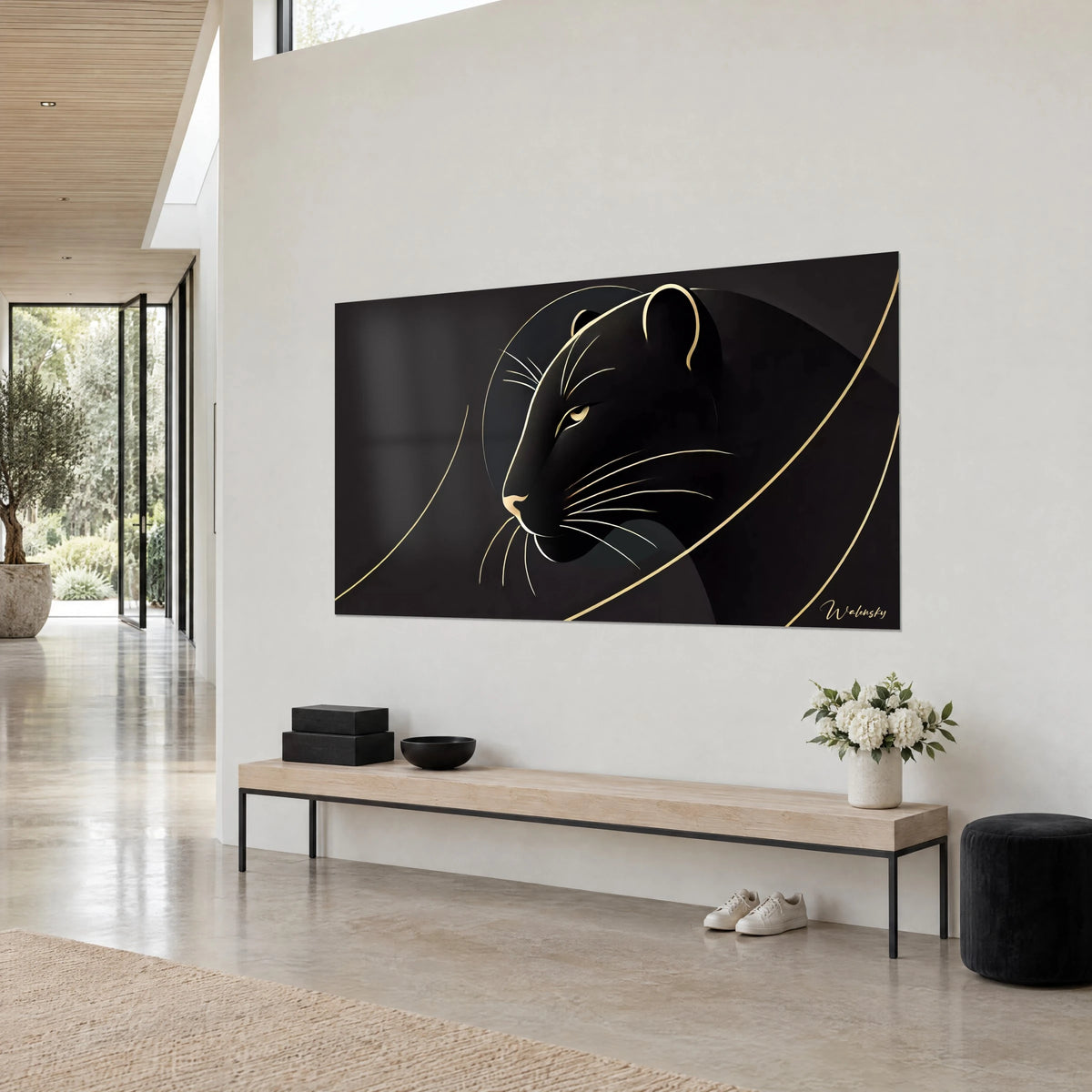 Cuadro felino nocturno en silueta de ébano, bigotes y oreja perfilados en oro, vista de tres cuartos, sobre un banco de madera clara