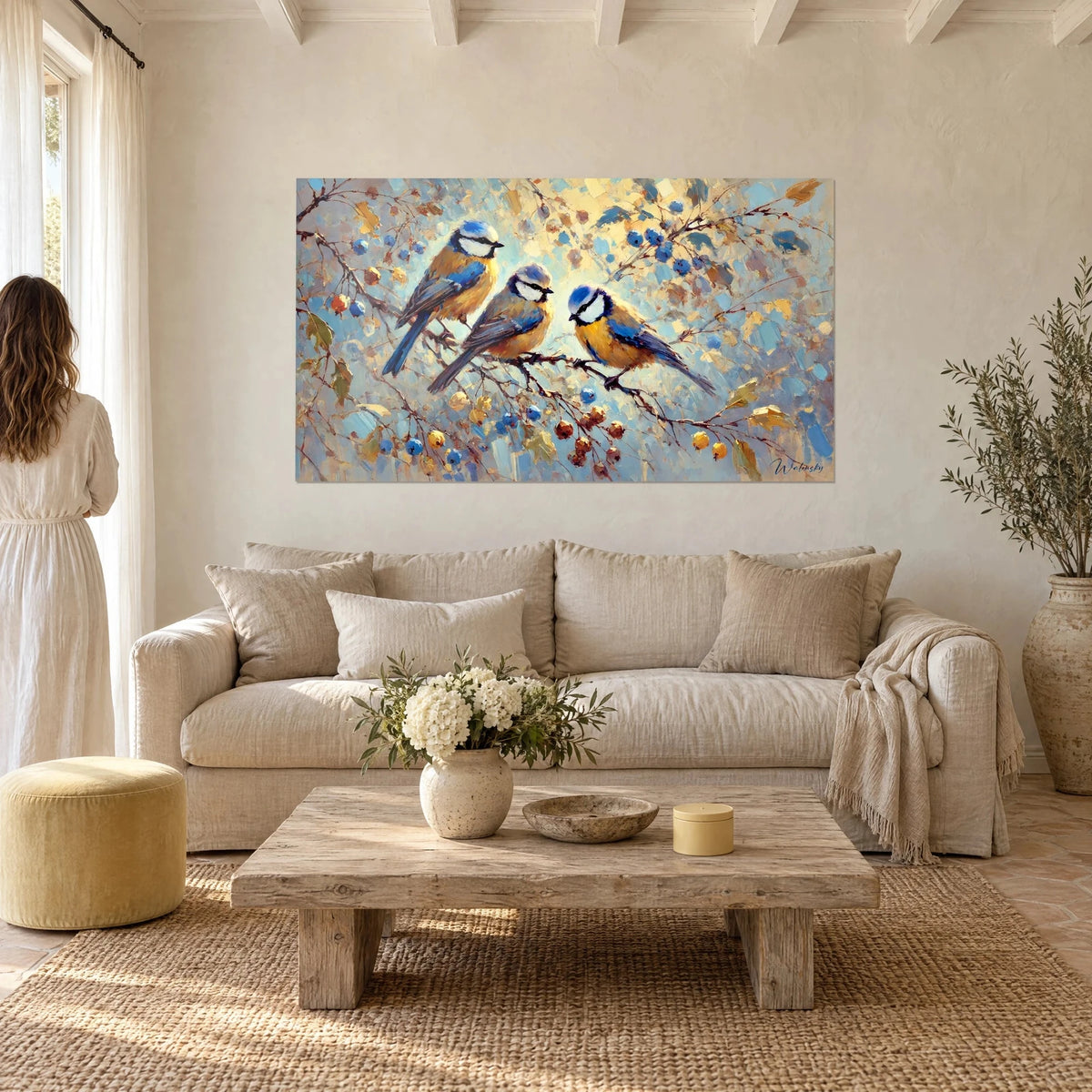 Tableau trio de mésanges bleues sur branche, plumage jaune d'or et bleu cobalt, au-dessus d'un canapé dans un salon lumineux