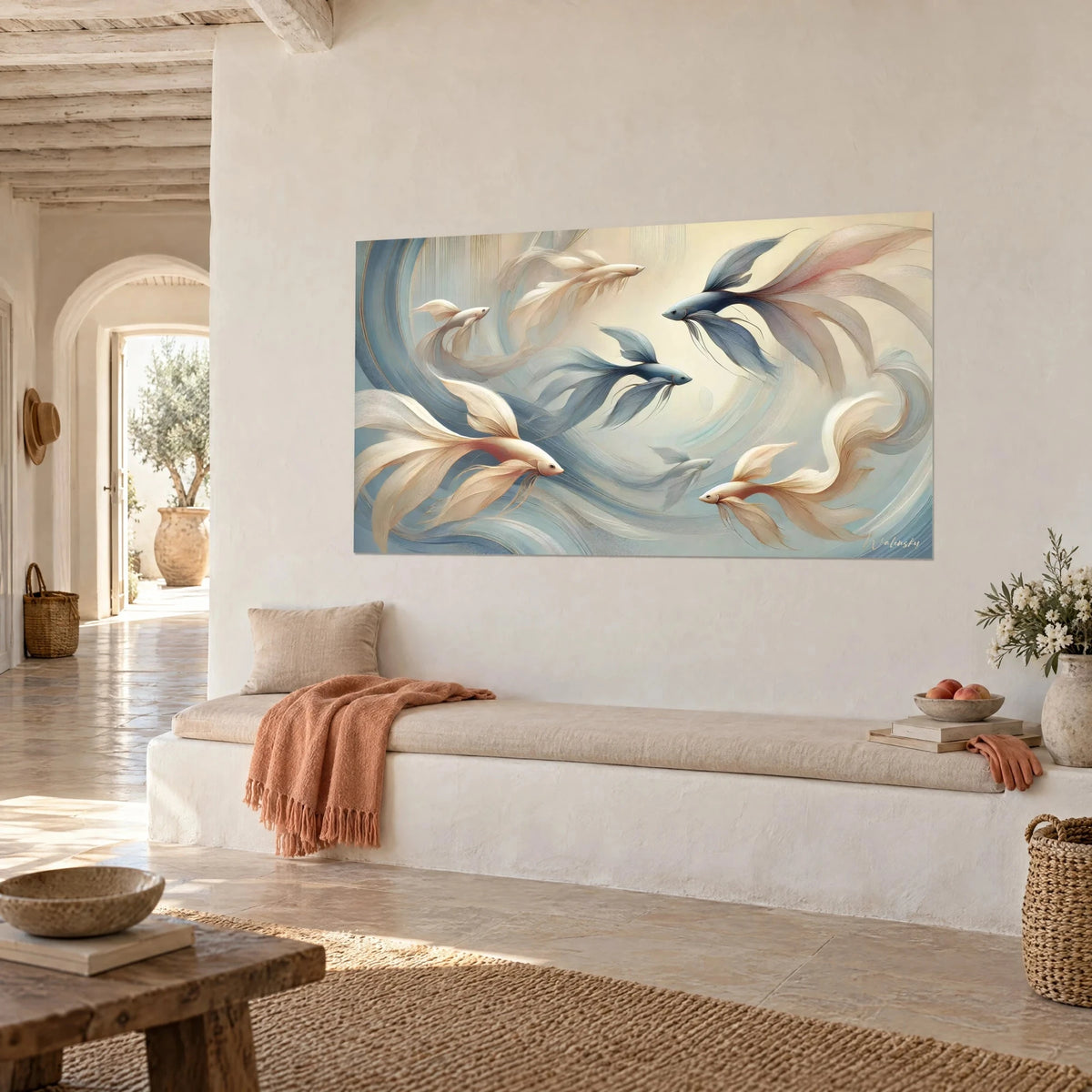 Tableau bettas aux nageoires de soie crème et bleu ardoise, courbes dorées, vu de trois-quarts sur un mur blanc chaulé