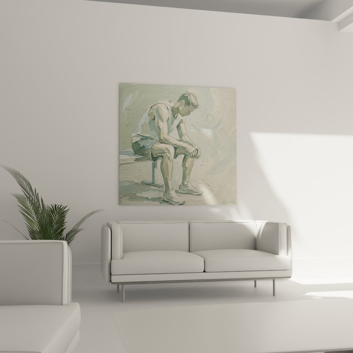 Silhouette penchée en vert olive et blanc cassé, matière épaisse, au-dessus d'un canapé dans un salon lumineux
