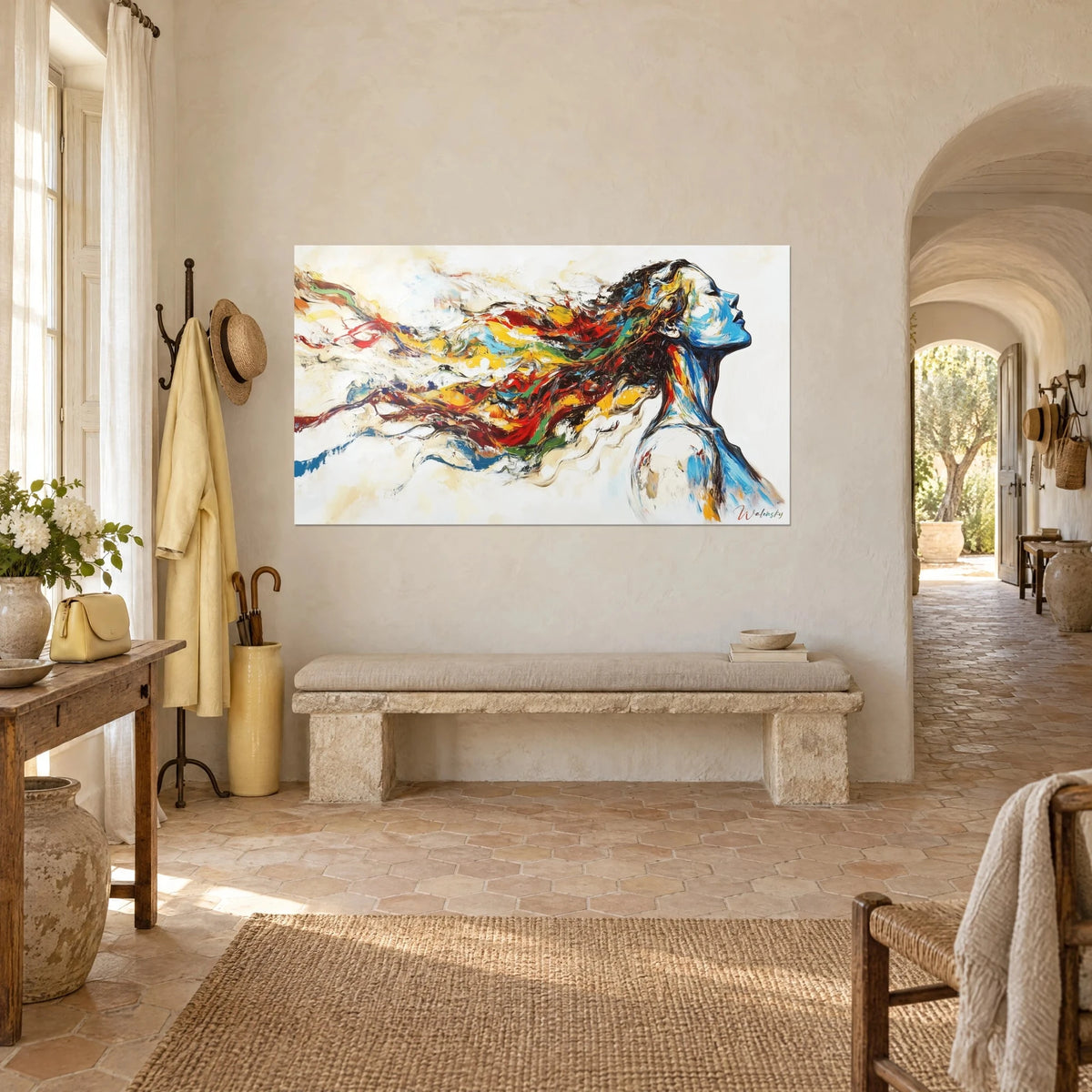 Schilderij abstract vrouwenportret, vermiljoen en okerkleurige slierten in paletmesstreken, schuin gezien in een Provençaals landhuis