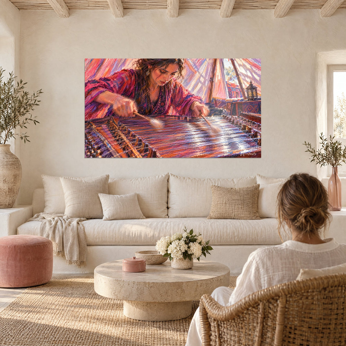 Tableau joueuse de santour aux mailloches floues, tunique fuchsia et reflets dorés, au-dessus d'un canapé dans un salon lumineux
