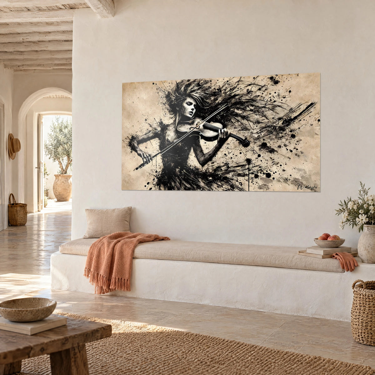 Quadro archetto e violino in schizzi di inchiostro nero su carta beige, su una parete bianca di una casa mediterranea