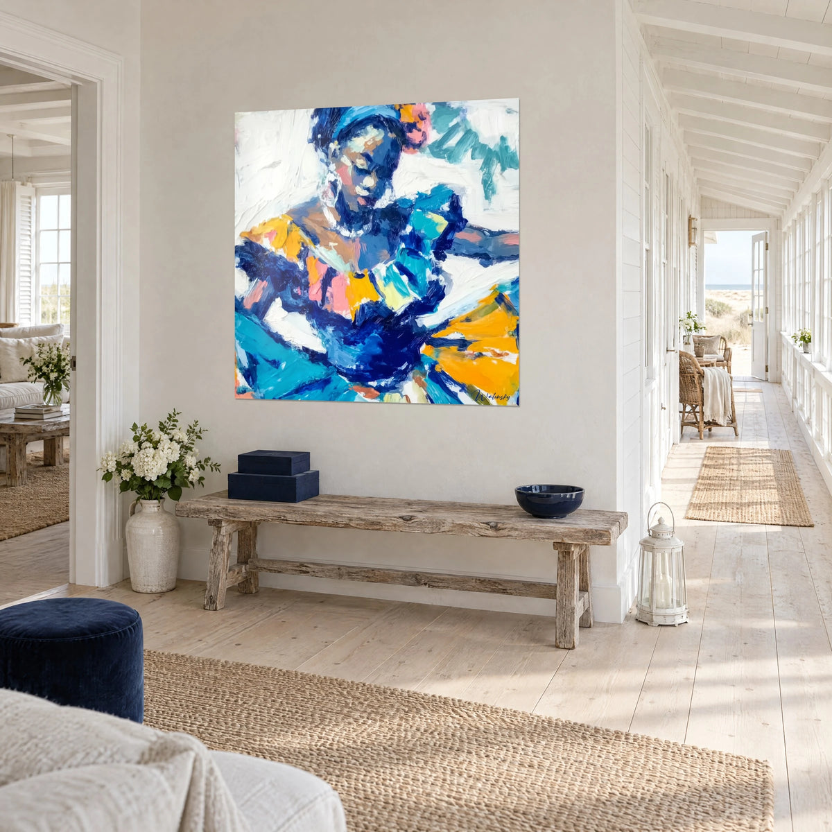Schilderij muzikante met blauwe tulband, oker rok en poederroze met dikke penseelstreken, driekwart zicht in een lichte gang