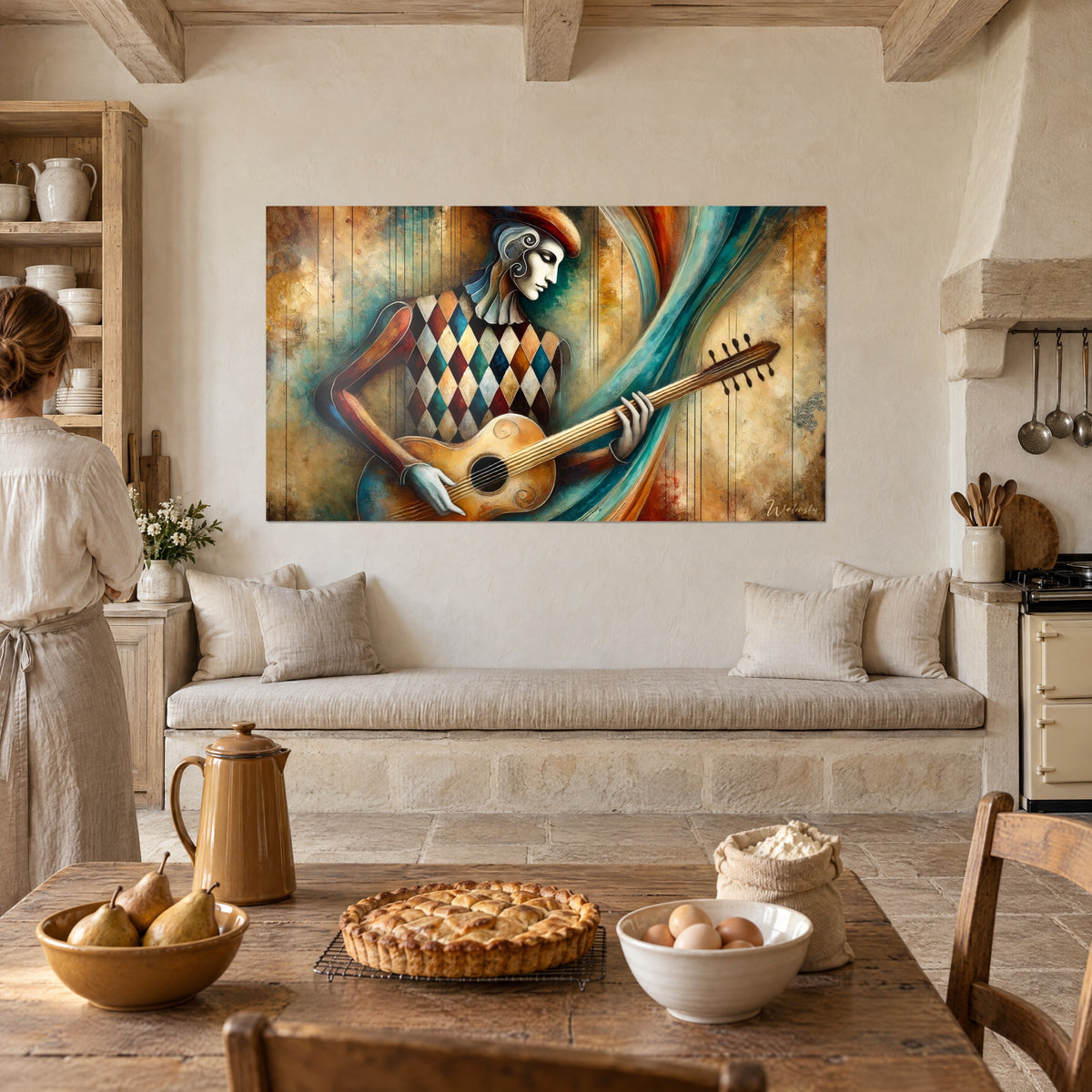 Quadro liutista astratto in costume da arlecchino, chitarra ambrata con manico bruno, fondo ocra testurizzato, cucina rustica con crostata e pere