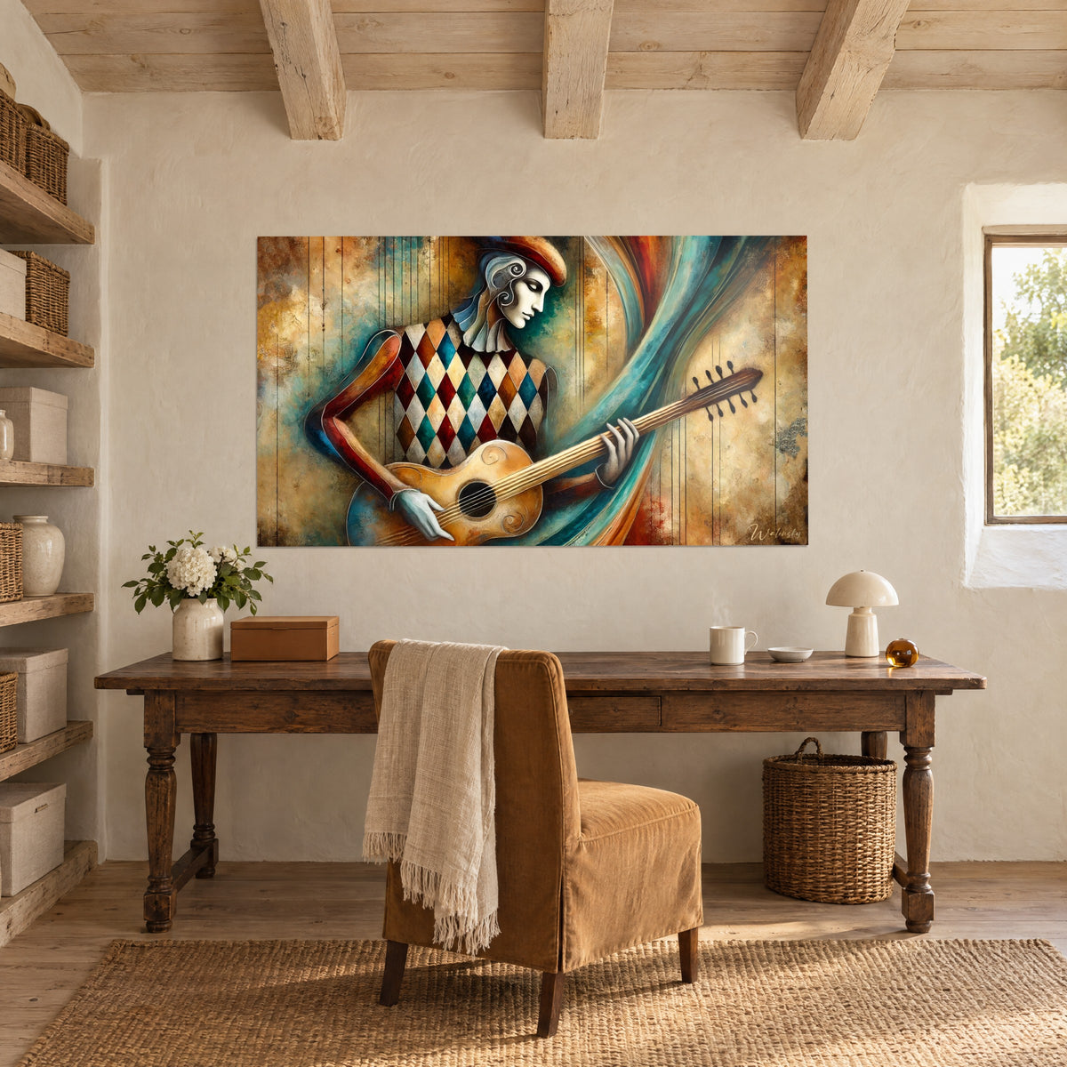 Quadro chitarrista stilizzato con arlecchini ocra, rossi e blu, fondo patinato color sabbia, sulla parete di una scrivania in legno vicino a una finestra in pietra