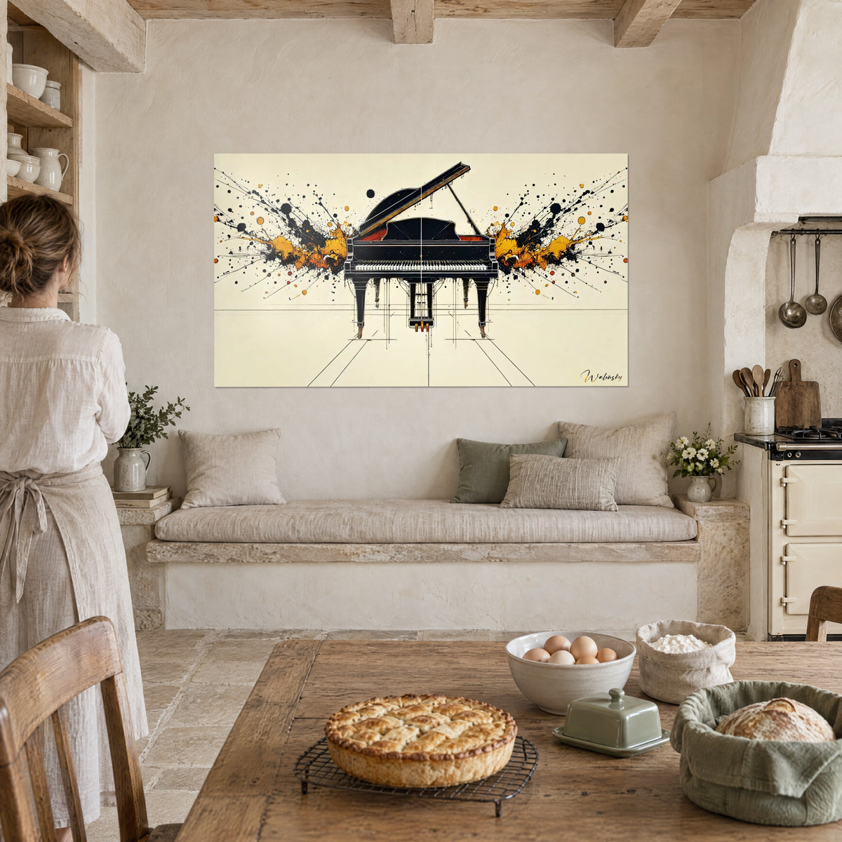 Cuadro gran piano esbozado a tinta, estallidos negros y ámbar a cada lado, fondo beige, frente a una cocina rústica de piedra