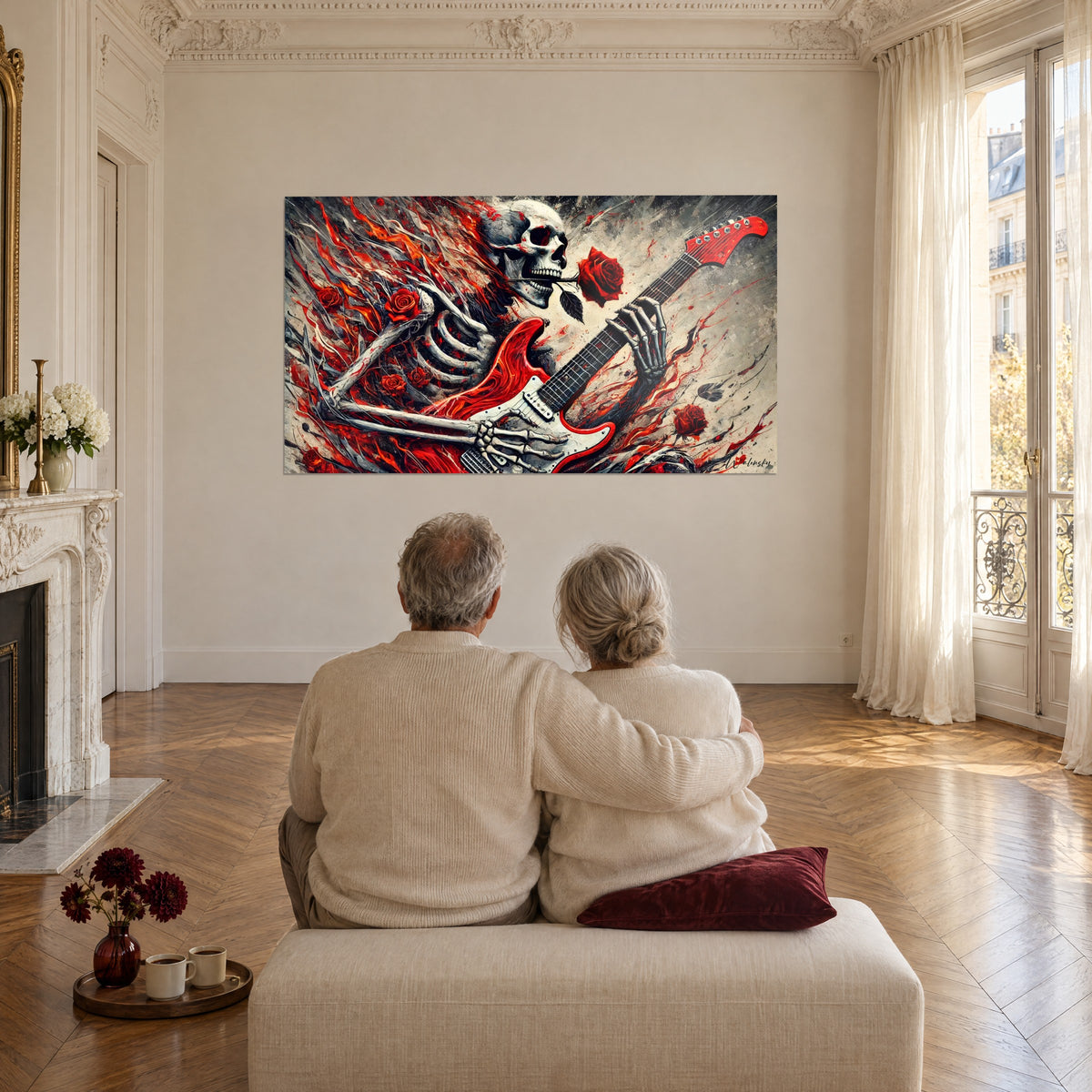 Cuadro calavera rockera y llamas escarlata sobre fondo beige, pareja mayor de espaldas, gran salón haussmanniano