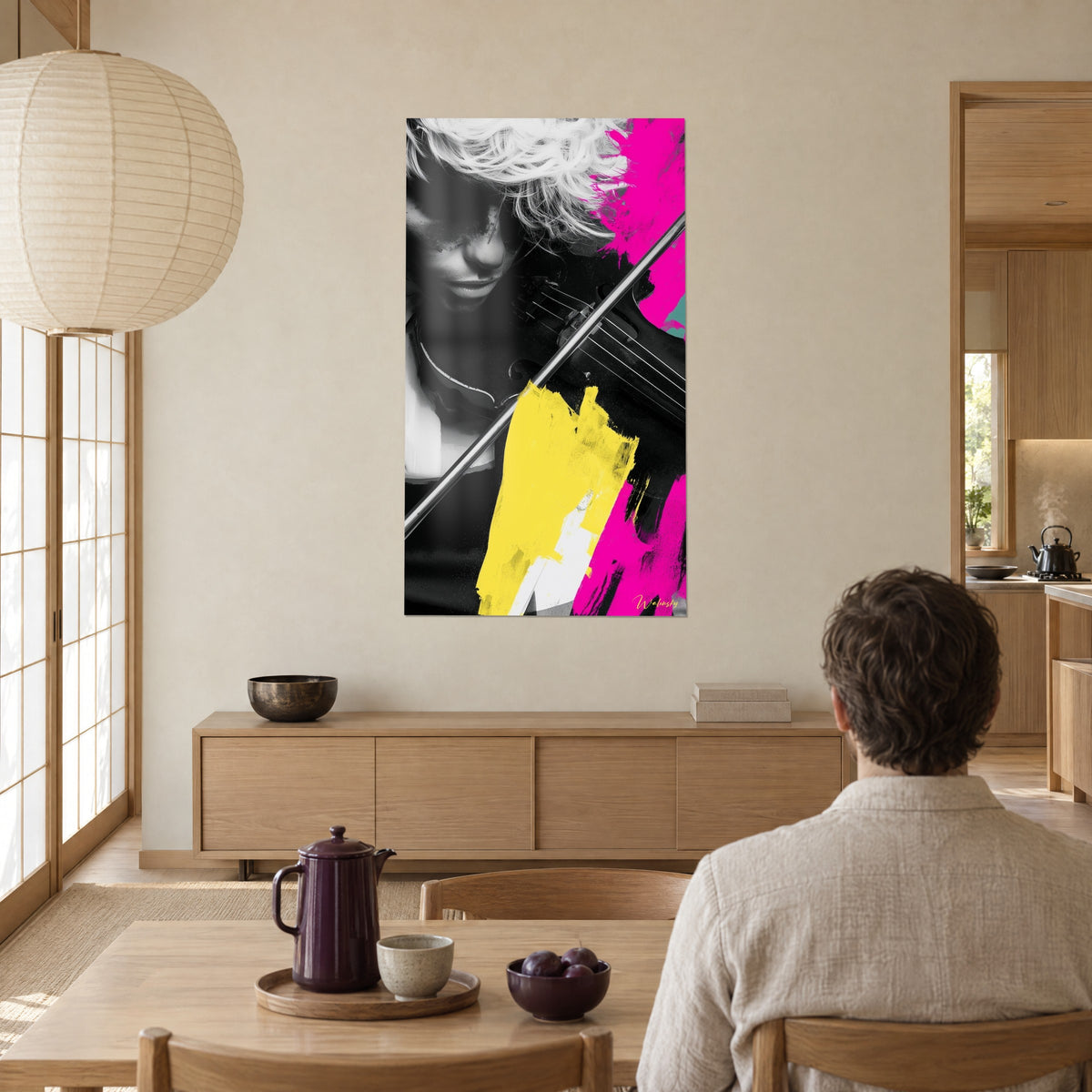 Cuadro violinista de cabello platino, trazos de pintura amarilla y magenta, frente a un hombre sentado a una mesa de espaldas