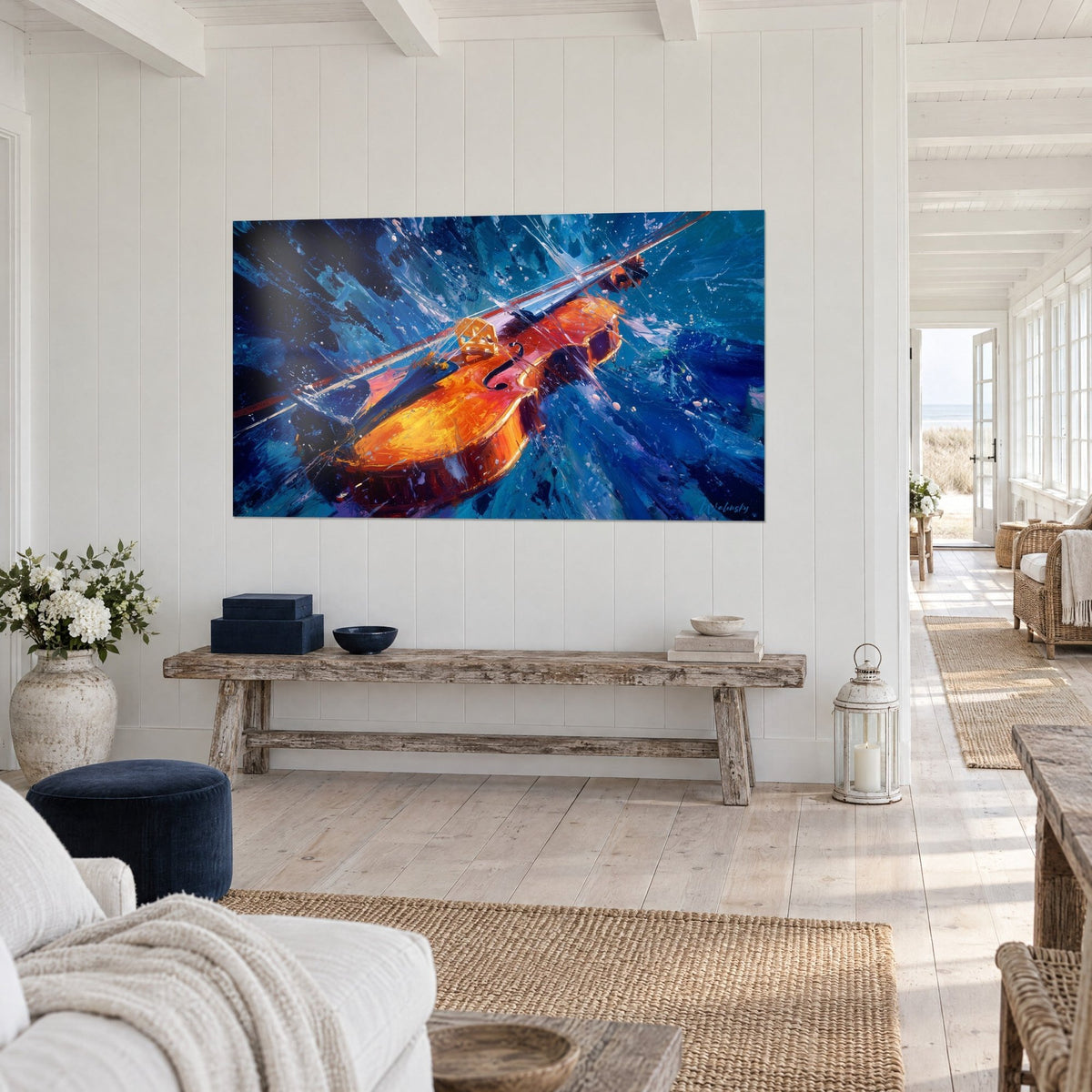 Tableau lutherie cuivrée et archet rouge dans un tourbillon de bleu nuit, sur un mur blanc, couloir bord de mer