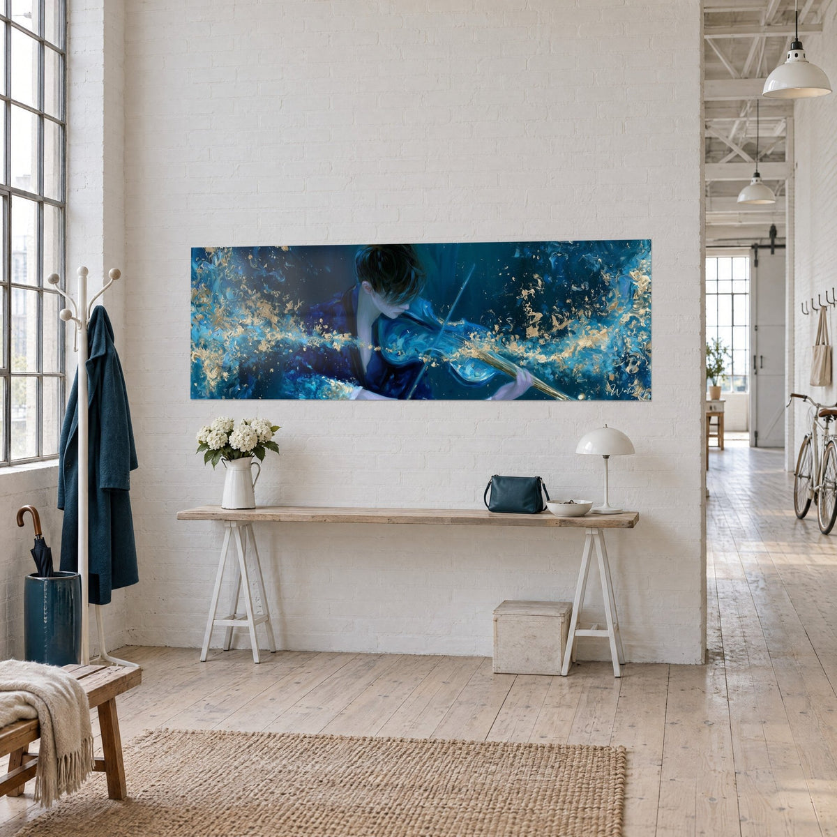 Tableau musicien en veste indigo, éclats dorés fusant du violon turquoise, accroché sur un mur blanc près d'une console en bois