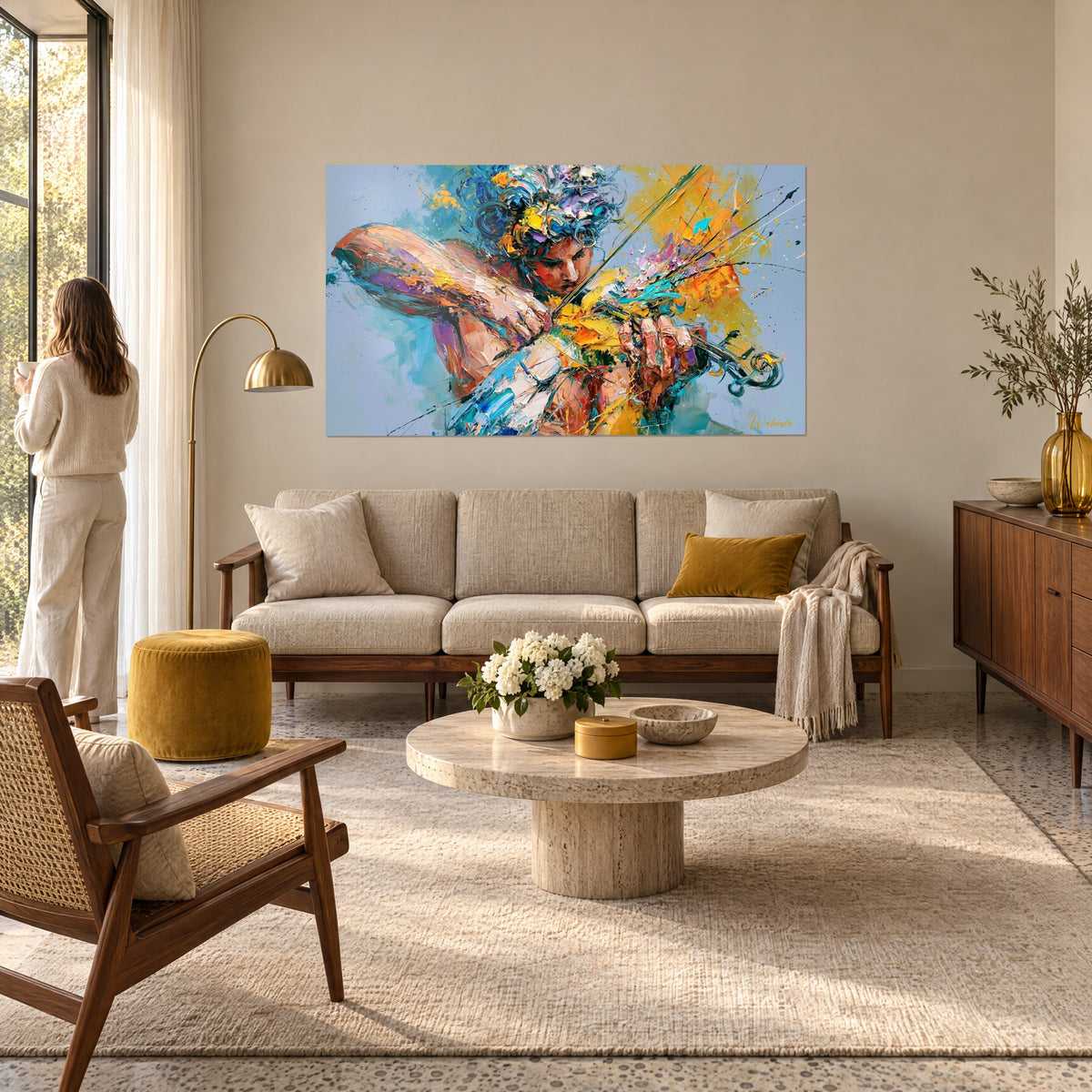 Gemälde eines Musikers mit türkisfarbenen und goldenen Locken, der Geige spielt, orangefarbene Messerstriche auf himmelblauem Grund, über einem Sofa in einem hellen Wohnzimmer