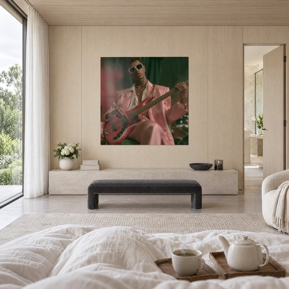 Schilderij portret van een baspeler in roze en groen, heldere bril, gouden kettingen, boven een bed in een lichte slaapkamer