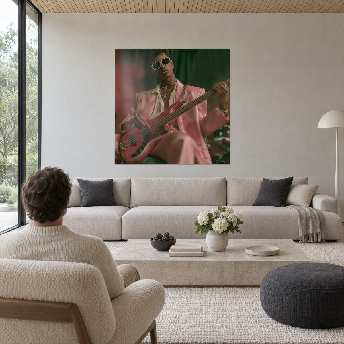 Schilderij van een bassist in een satijnen roze pak en ivoorkleurige bril, donkergroene achtergrond, boven een bank in een lichte woonkamer