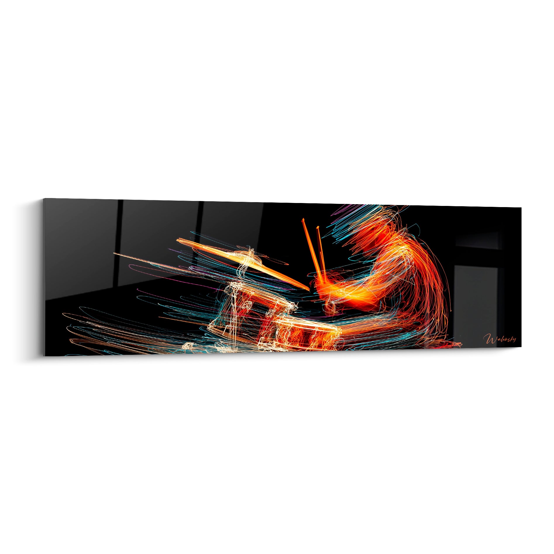 Batteur en filaments orange et turquoise sur fond noir, geste figé dans la lumière incandescente