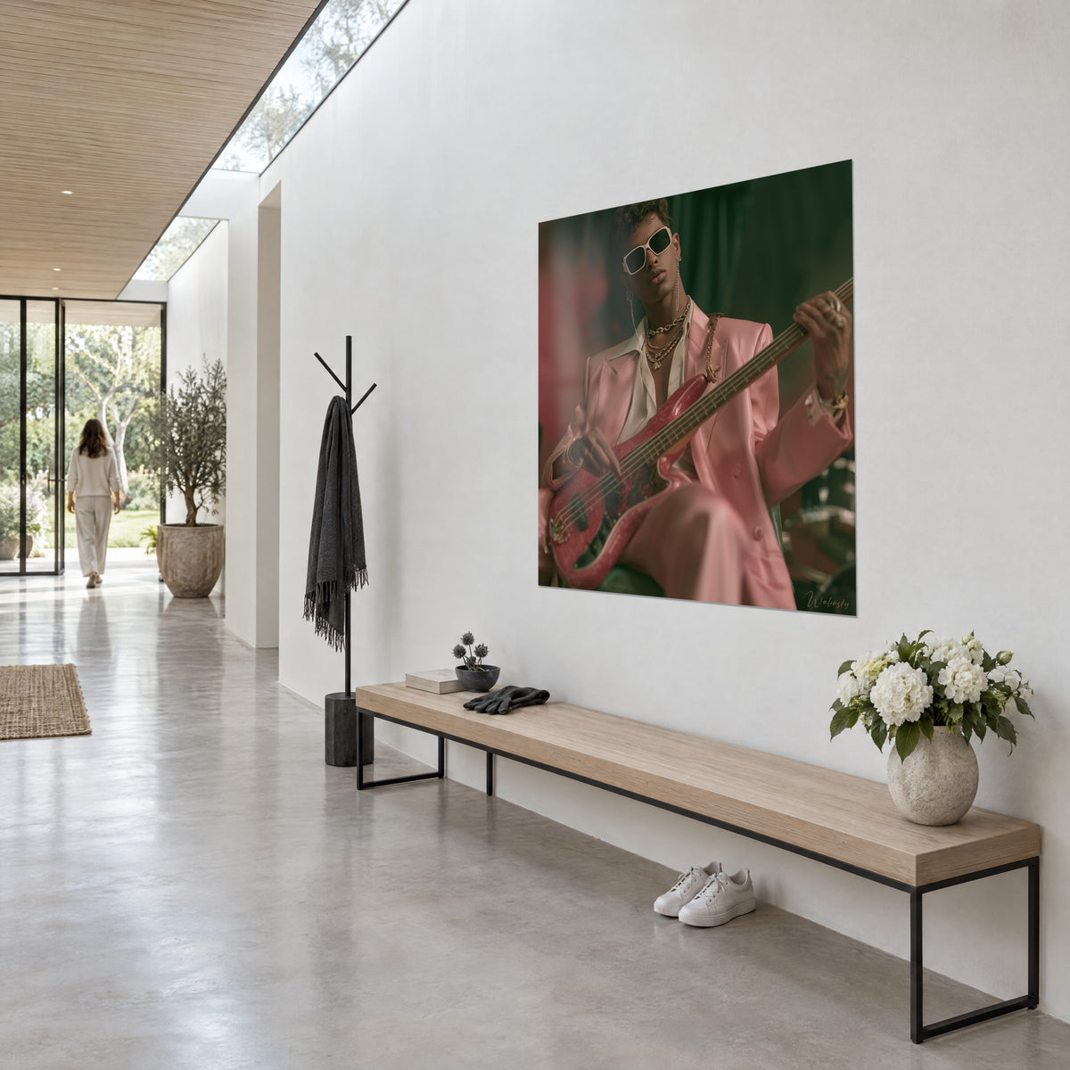 Schilderij van een muzikant in een poederroze blazer die een rode glinsterende bas bespeelt, gouden kettingen, driekwart zicht in een gang