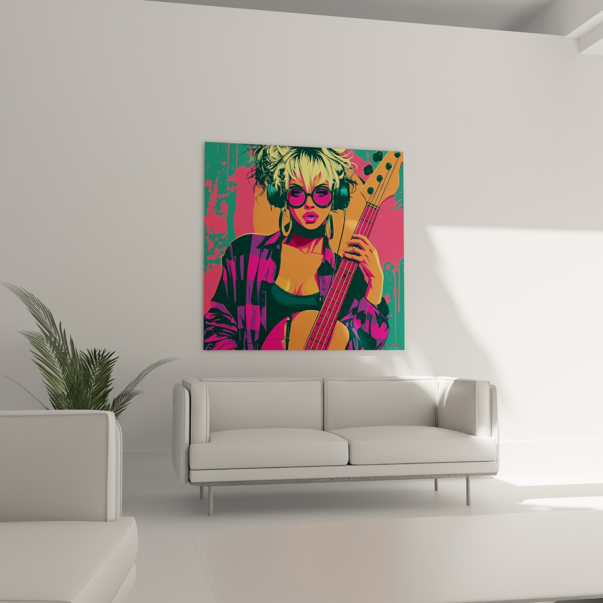 Bassiste au blouson violet et rose vif, regard intense, au-dessus d'un canapé dans un salon lumineux