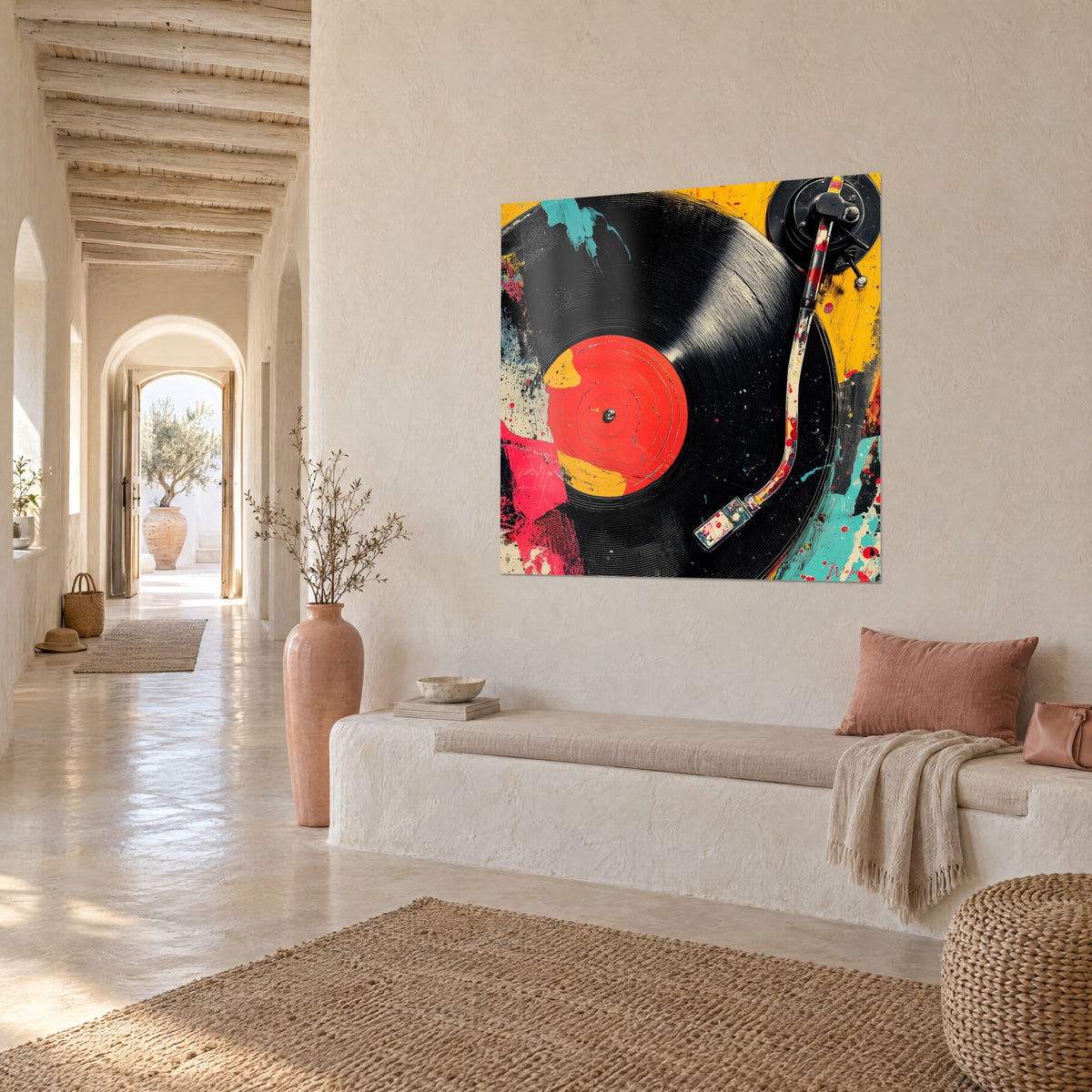 Schilderij gegroefde vinylplaat, rood label en mosterdgele achtergrond, turquoise accenten, driekwart zicht in een witte gewelfde gang