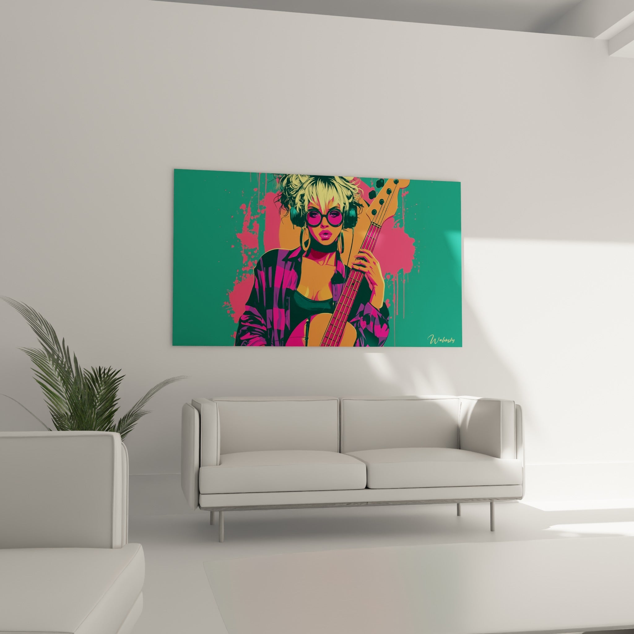 Casque noir et lunettes fuchsia illuminent ce portrait vert émeraude, au-dessus d'un canapé dans un salon lumineux