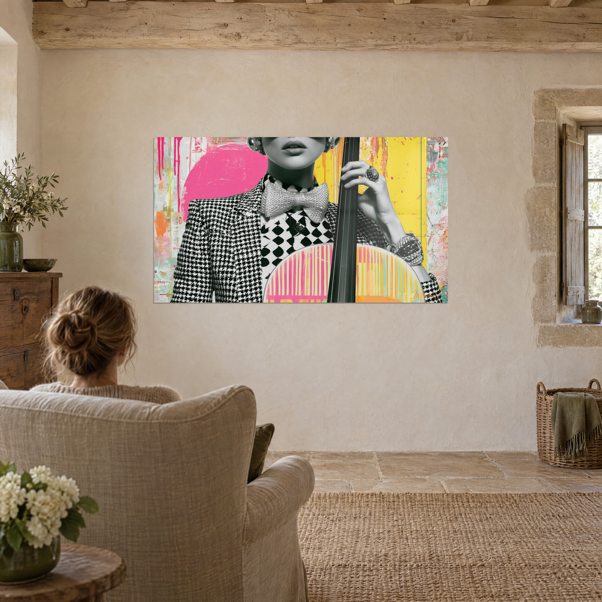 Cuadro elegante con moño suelto, chaqueta de cuadros negros y blancos, gran círculo fucsia y fondo amarillo vivo, frente a un sillón de lino beige