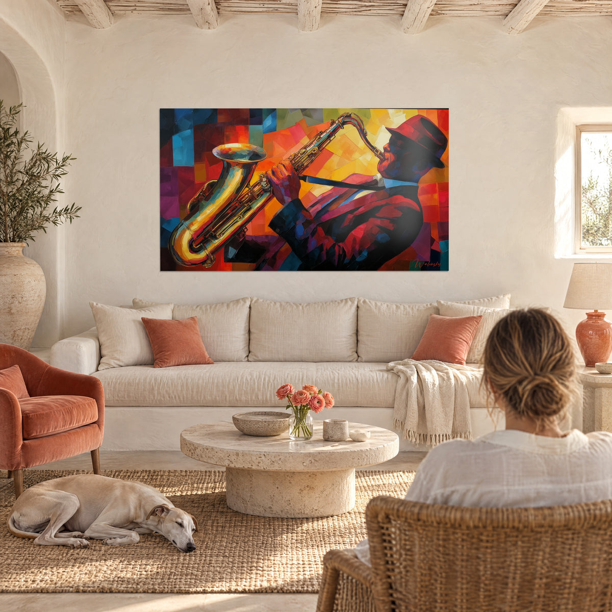 Gemälde eines Saxophonisten mit rotem Hut, der in ein goldenes Saxophon bläst, vor orange-blauem Schachbrettmuster, über einem Sofa in einem hellen Wohnzimmer