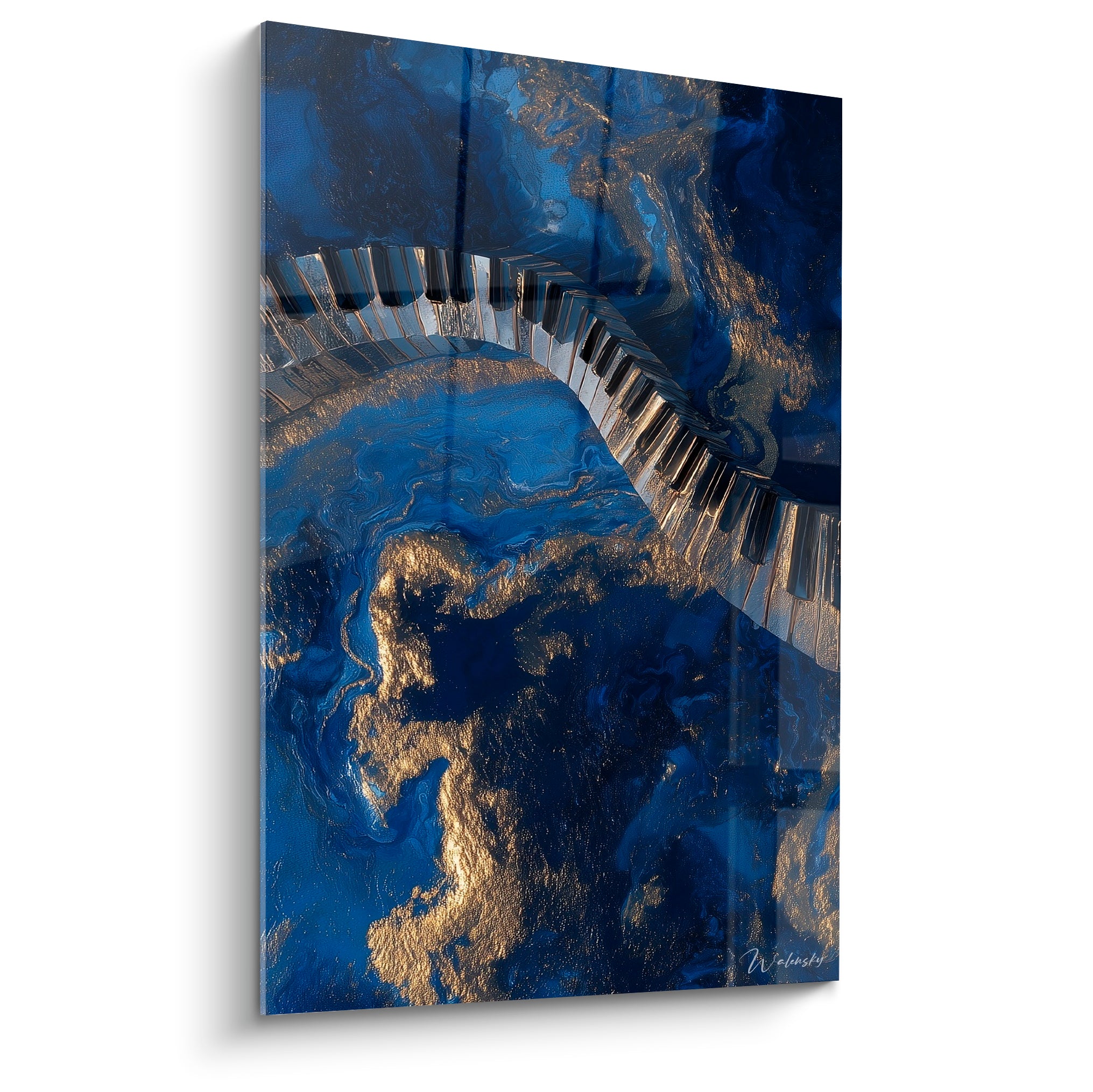 Clavier de piano ondulant en noir et blanc sur fond marbré bleu marine et doré éclatant