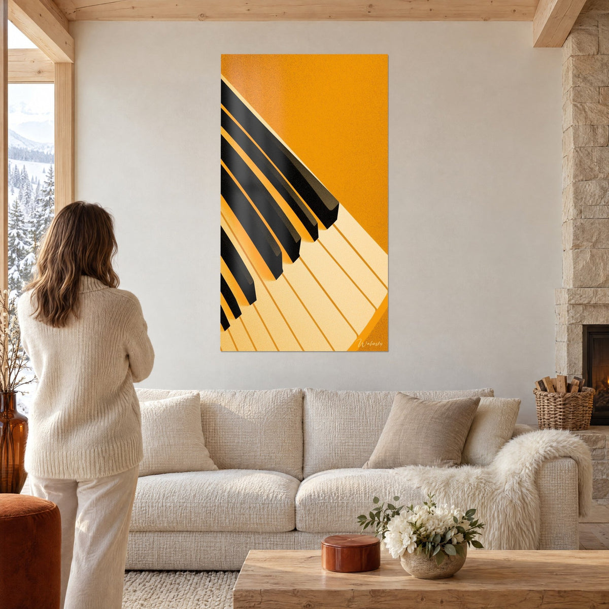 Tableau clavier de piano aux touches noires sur fond ambre, femme de dos en pull blanc, au-dessus d'un canapé dans un salon lumineux