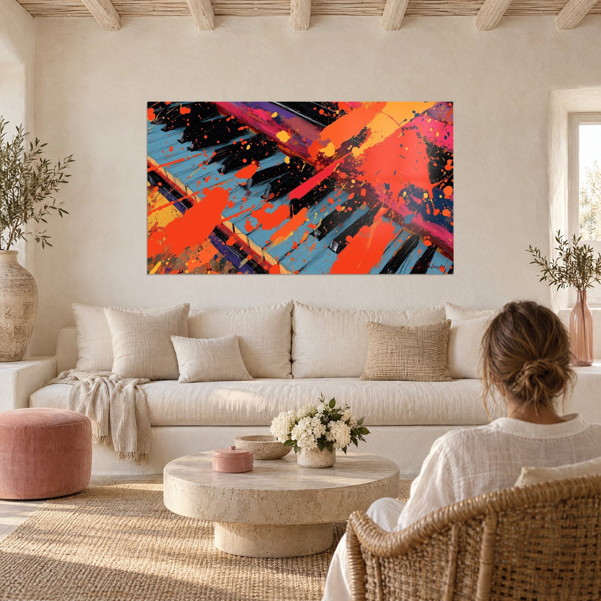 Tableau clavier de piano éclaboussé d'orange vif sur touches bleu ciel et noires, au-dessus d'un canapé dans un salon lumineux