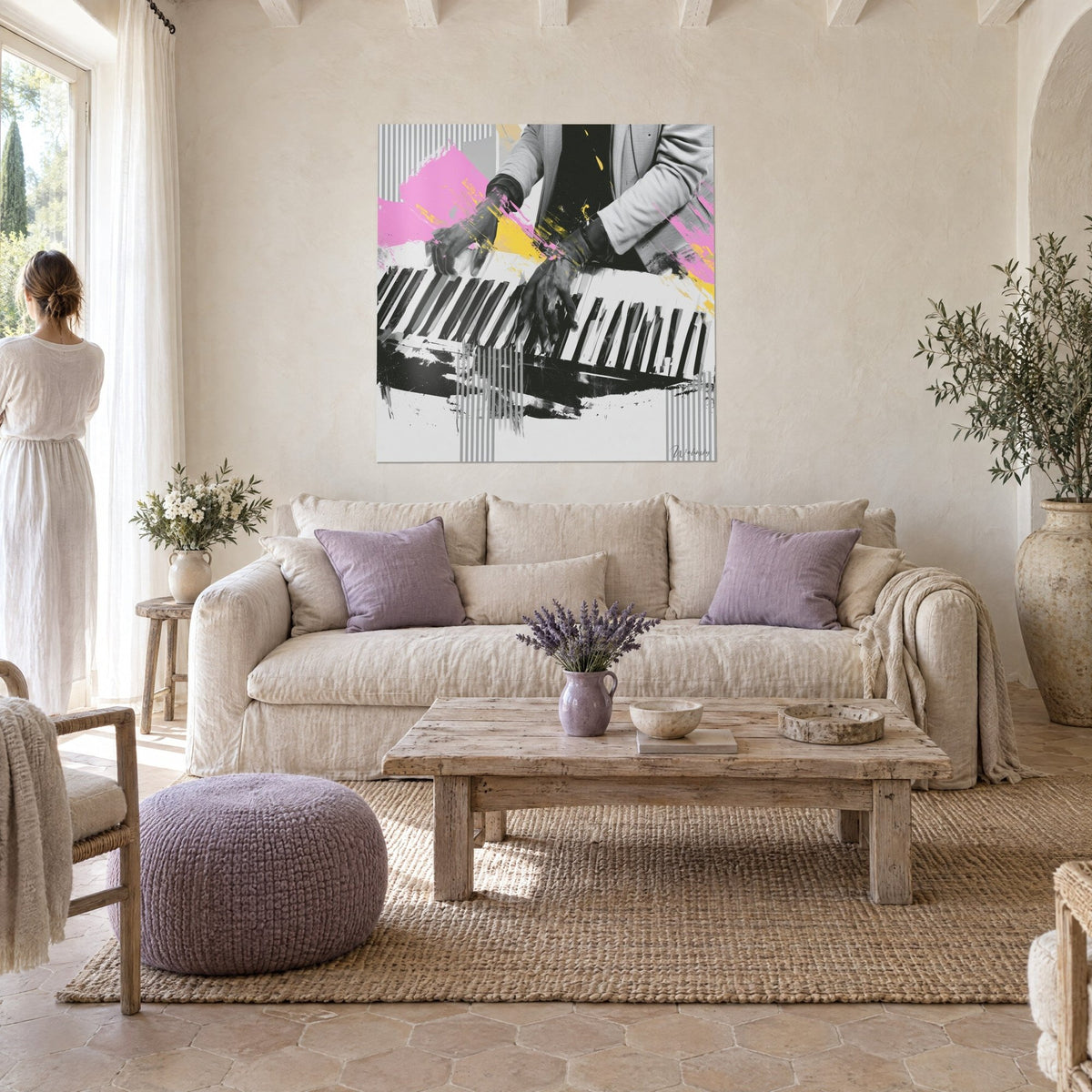 Tableau pianiste aux mains gantées sur le clavier, éclaboussures rose et jaune, au-dessus d'un canapé dans un salon lumineux