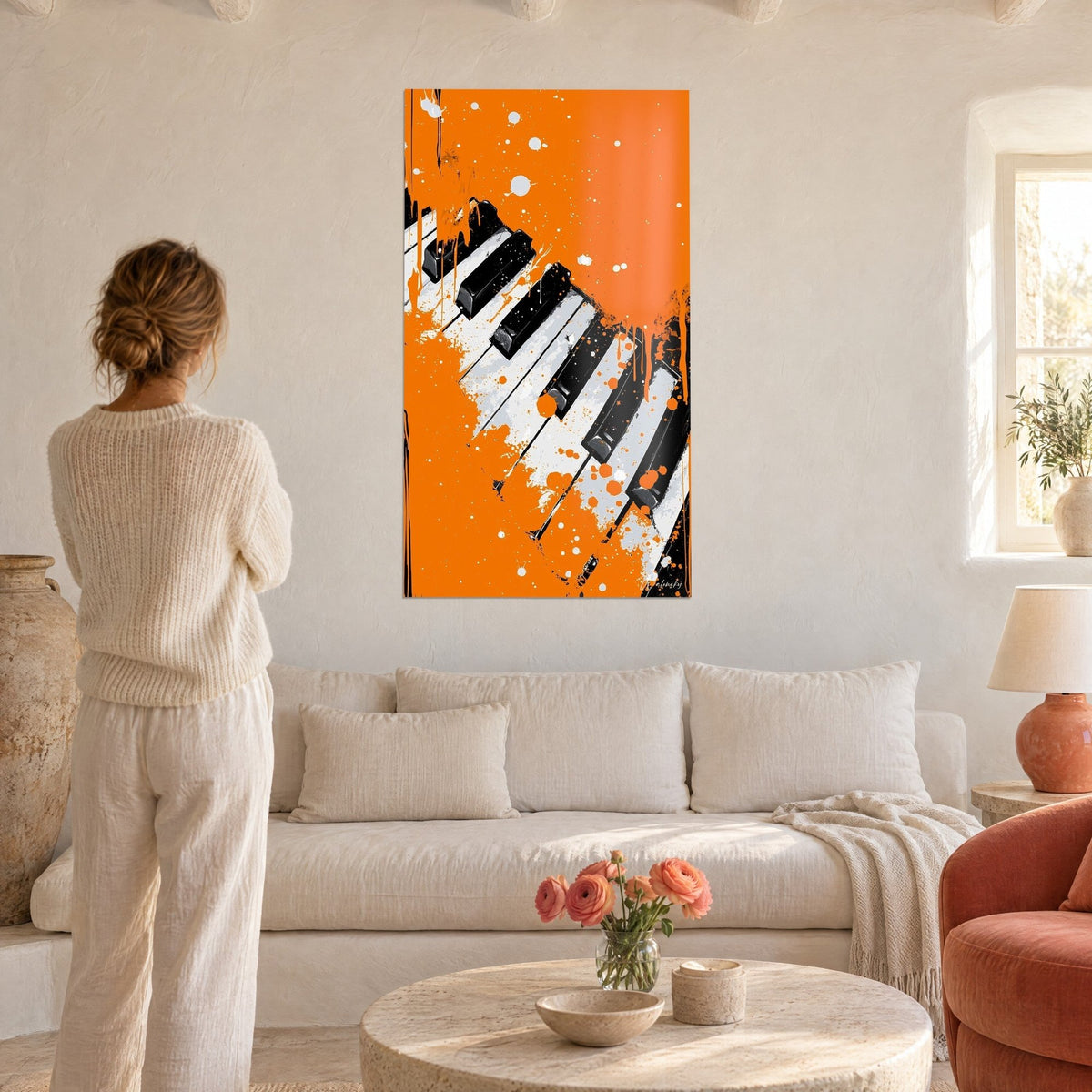 Gemälde mit schwarzen und weißen Klaviertasten diagonal auf leuchtend orangefarbenem Hintergrund, Farbläufe, über einem Sofa in einem hellen Wohnzimmer