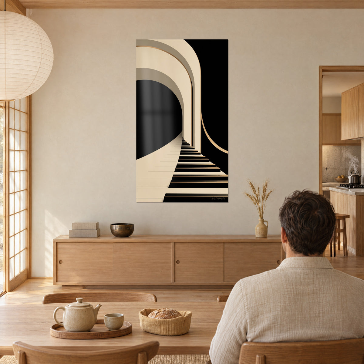 Gemälde beige Halbkreiswölbung und verlaufende Klaviertasten, tiefes Schwarz und kupferfarbenes Gold, cremefarbene Wand eines Japandi-Esszimmers